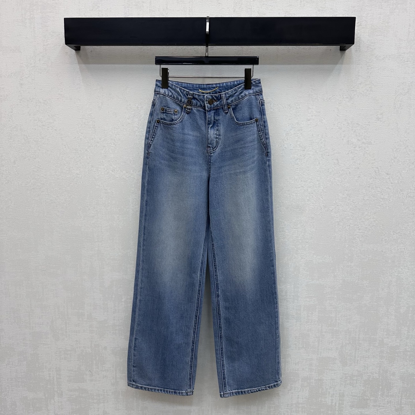 NO:749305,Ysl/Saint Laurent*2026 new arrivals chain button denim trousers customized with YB imported twill cotton denim material. Very wide and stylish. The retro texture is restored using the water washing process to add layering to the look. The back waist is embellished with the iconic leather label decoration. Echoing the metal chain design on the waist side, it highlights the brand tone. The development of fabric accessories. High waist buttoned straight trousers cut. Casually matched with tops to wear simple and advanced. High version 2 colors 26-30, saint laurent, saint  laurent,19860909Ysl / Saint Laurent*2026新品上架链扣牛仔长裤定制YB进口斜纹棉牛仔材质 挺阔有型 沿用水洗工艺还原复古质感 增添造型层次感 后腰点缀标志性字母皮标装饰 呼应腰侧金属链条设计 彰显品牌调性 面辅料开发 高腰系扣直筒长裤剪裁 随意搭配上装穿搭简约又高级 高版本2色26-30,,saint laurent,saint laurent,,Women's clothing