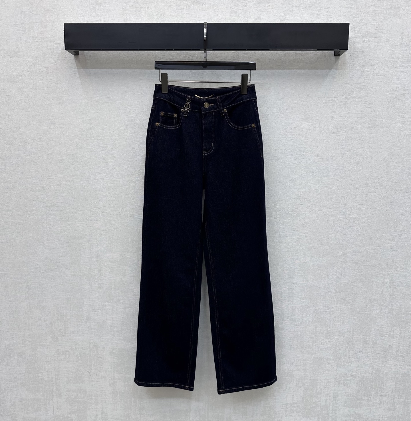 NO:749314,Ysl/Saint Laurent*2026 new arrivals chain button denim trousers customized with YB imported twill cotton denim material. Very wide and stylish. The retro texture is restored using the water washing process to add layering to the look. The back waist is embellished with the iconic leather label decoration. Echoing the metal chain design on the waist side, it highlights the brand tone. The development of fabric accessories. High waist buttoned straight trousers cut. Casually matched with tops to wear simple and advanced. High version 2 colors 26-30, saint laurent, saint  laurent,19860909Ysl / Saint Laurent*2026新品上架链扣牛仔长裤定制YB进口斜纹棉牛仔材质 挺阔有型 沿用水洗工艺还原复古质感 增添造型层次感 后腰点缀标志性字母皮标装饰 呼应腰侧金属链条设计 彰显品牌调性 面辅料开发 高腰系扣直筒长裤剪裁 随意搭配上装穿搭简约又高级 高版本2色26-30,,saint laurent,saint laurent,,Women's clothing