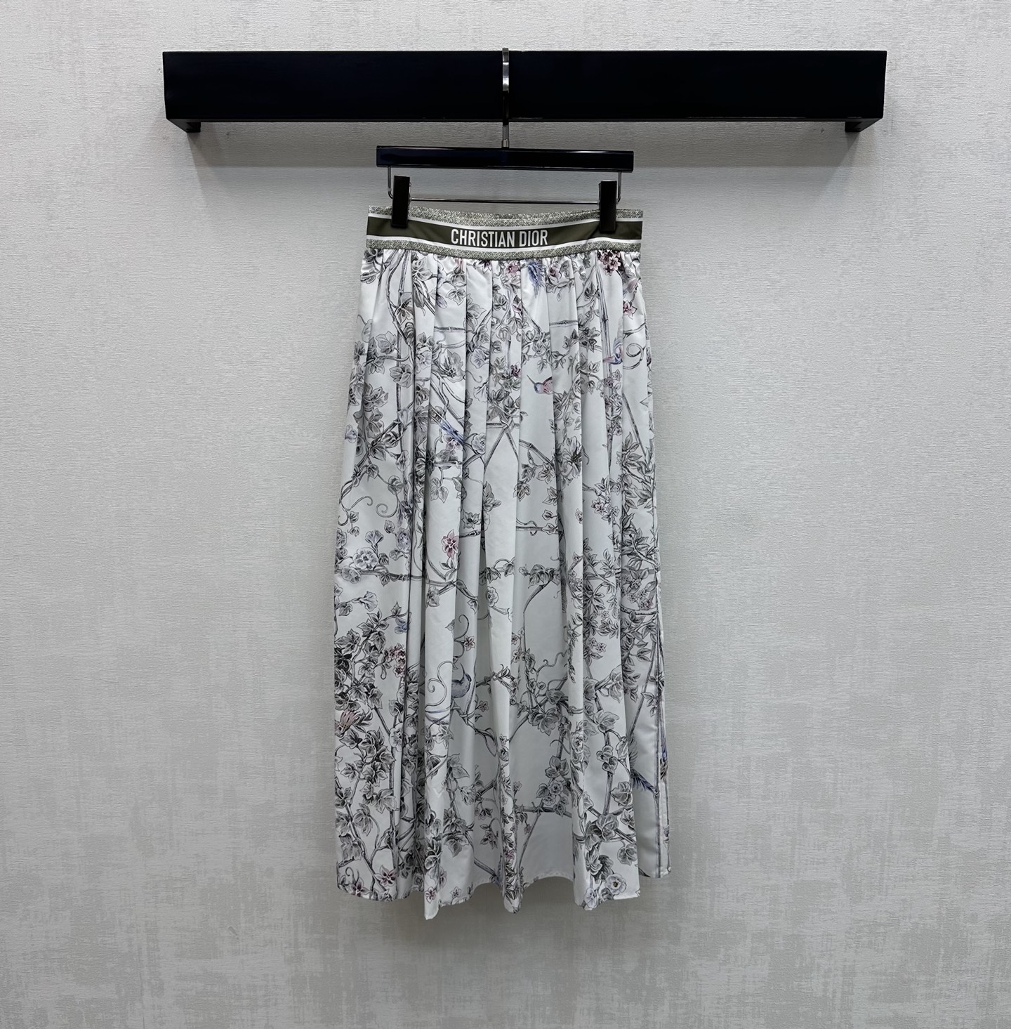 NO:749359,Dio*2026 New Arrival Floral Print Skirt Customized YB Imported Twill Silk Material Drapey and Comfortable Full-body Floral Print Pattern Designed with Micro-A Press Pleated Umbrella Hem to Add Layering to the Style Stitched and Contrasting Color Waistband Decorated with Signature Letter Print Pattern Highlights the Brand Tonality The upper body is full of lazy style and echoes the refreshing holiday atmosphere in the hot summer. Development of surface accessories High-waisted skirt tailoring Easy to wear for commuting and vacationing  High version,,dior,skirts,19860909Dio*2026新品上架花卉印花半裙定制YB进口斜纹绸材质 垂顺舒适 通体满印花卉印花图案 配合微A字压褶伞状大摆设计 增添造型层次感 拼接撞色腰头点缀标志性字母印花图案装饰 彰显品牌调性 上身充满慵懒风情气息 呼应炎炎夏日的清爽度假气息 面辅料开发 高腰半身裙剪裁 通勤度假轻松驾驭穿搭 高版本,,dior,skirts,,Women's clothing