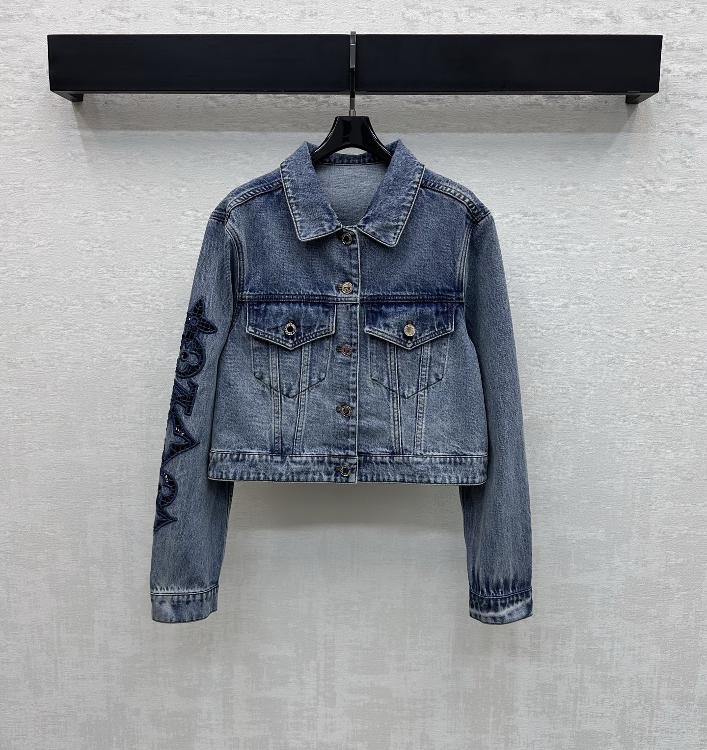 NO:749328,Louis Vuitto*2026 new arrivals Laser Leather Label Denim Jacket Customized YB imported twill cotton denim material Comfortable, soft, breathable and easy to wear Multiple enzyme washing processes create denim blue waist and hip pleats with white marks on the body Retro and fashionable Short version with symmetrical flap pocket decoration on the chest to add layering to the look Laser embroidered iconic four-leaf clover letter hollow logo on the outside of the elbow works together with the chest leather label to low-key highlight the brand style  Simple and high-end, presenting a casual and free style. Development of fabrics and accessories. Lapel jacket and jacket tailoring. Can be matched with skirts and trousers of the same series. The complete set is fashionable and relaxed. High version, Louis Vuitton, skirts, jackets & coats, jackets & coats,19860909Louis Vuitto*2026新品上架激光皮标牛仔夹克定制YB进口斜纹全棉牛仔材质 舒适柔软 透气好穿 多重酵素水洗工艺处理 打造牛仔蓝腰胯褶皱大身磨白痕迹 复古又时尚 短款版型配合胸前对称翻盖口袋装饰 增添造型层次感 手肘外侧饰以激光刺绣标志性四叶草字母镂空徽标胸前皮标一同作用 低调彰显品牌格调 简约高级 呈现随性自由的穿搭风格 面辅料开发 翻领夹克外套剪裁 可搭配同系列裙裤装 成套搭配率性时髦 松弛感拉满  高版本,,louis vuitton,skirts,jackets & coats,jackets & coats,,Women's clothing