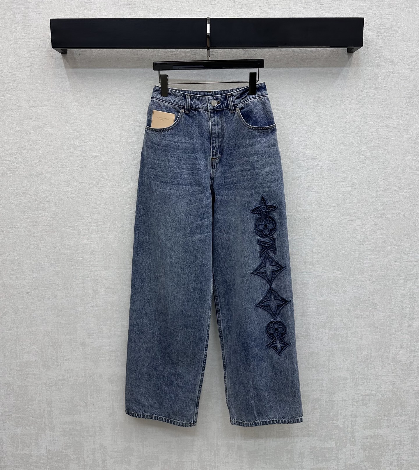 NO:749350,Louis Vuitto*2026 new arrivals laser leather label denim trousers, customized YB imported twill cotton denim material. Comfortable, soft, breathable and easy to wear. Multiple enzyme washing process to create denim blue waist and hip pleats with white marks on thighs. Retro and fashionable. High-waisted symmetrical pockets and contoured line cutting design add layering to the look. The outer thighs are decorated with laser embroidery of the iconic four-leaf clover letters and hollow logo. The leather label on the hip works together to low-key highlight the brand style. Simple and advanced.  Presenting a casual and free dressing style. Development of fabrics and accessories. High-waist buttoned straight trousers. Can be paired with shirts and jackets from the same series. Complete sets are straightforward and fashionable. Easy to wear with good proportions. Full sense of looseness. High version, Louis Vuitton, jackets & coats,19860909Louis Vuitto*2026新品上架激光皮标牛仔长裤定制YB进口斜纹全棉牛仔材质 舒适柔软 透气好穿 多重酵素水洗工艺处理 打造牛仔蓝腰胯褶皱大腿磨白痕迹 复古又时尚 高腰对称口袋配合轮廓压线裁剪设计 增添造型层次感 大腿外侧饰以激光刺绣标志性四叶草字母镂空徽标后臀皮标一同作用 低调彰显品牌格调 简约高级 呈现随性自由的穿搭风格 面辅料开发 高腰系扣直筒长裤剪裁 可搭配同系列衬衣夹克 成套搭配率性时髦 轻松穿出好比例 松弛感拉满   高版本,,louis vuitton,jackets & coats,,Women's clothing