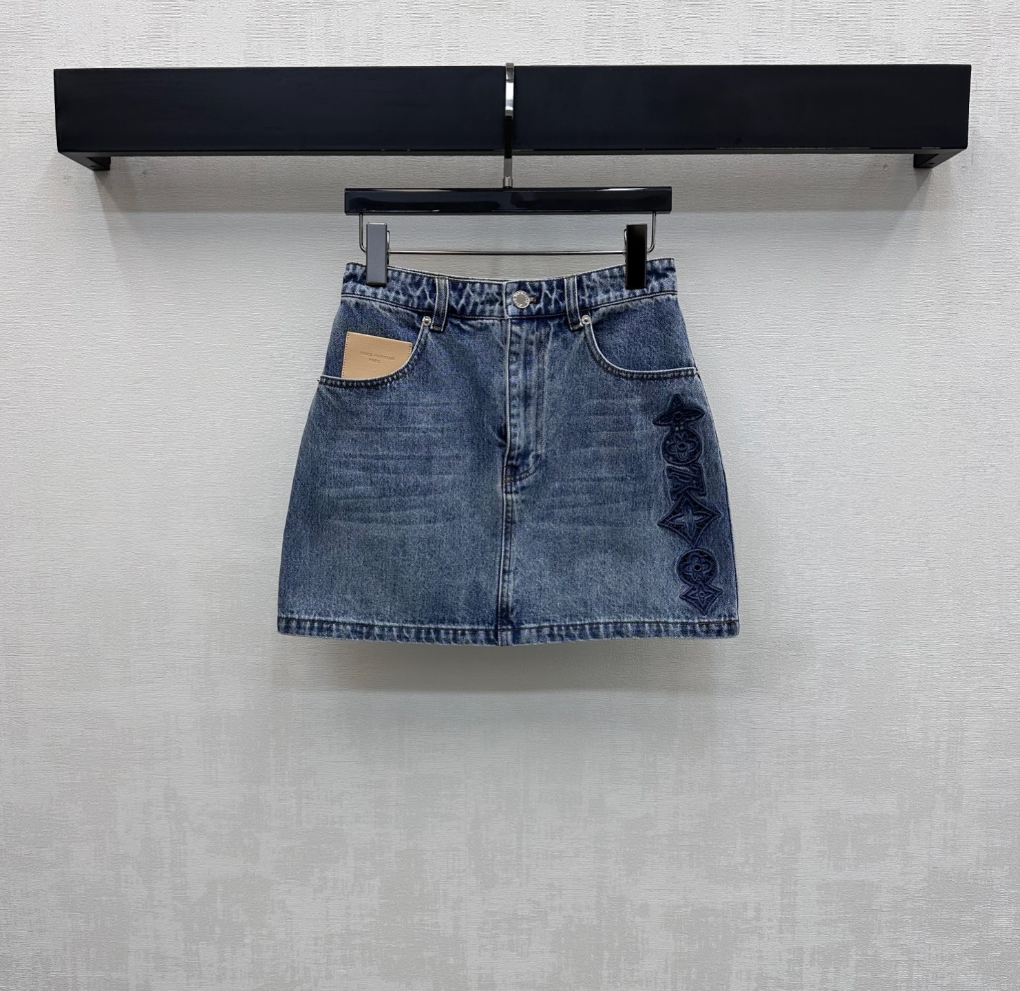 NO:749334,Louis Vuitto*2026 new arrivals Laser leather label denim skirt customized YB imported twill cotton denim material Comfortable, soft, breathable and easy to wear Multi-enzyme washing process creates denim blue waist and hip pleats with white marks on the thighs Retro and fashionable High-waisted symmetrical pockets with contoured line cutting design to add layering to the look The outer thighs are decorated with laser embroidery of the iconic four-leaf clover letter hollow logo The rear hip leather label works together to low-key highlight the brand style Simple and advanced  Presenting a casual and free dressing style. Development of fabrics and accessories. High-waist buttoned straight skirt cut. Can be paired with shirts and jackets from the same series. Complete sets are straightforward and fashionable. Easy to wear with good proportions. Full sense of relaxation. High version, Louis Vuitton, skirts, jackets & coats,19860909Louis Vuitto*2026新品上架激光皮标牛仔半裙定制YB进口斜纹全棉牛仔材质 舒适柔软 透气好穿 多重酵素水洗工艺处理 打造牛仔蓝腰胯褶皱大腿磨白痕迹 复古又时尚 高腰对称口袋配合轮廓压线裁剪设计 增添造型层次感 大腿外侧饰以激光刺绣标志性四叶草字母镂空徽标后臀皮标一同作用 低调彰显品牌格调 简约高级 呈现随性自由的穿搭风格 面辅料开发 高腰系扣直筒半裙剪裁 可搭配同系列衬衣夹克 成套搭配率性时髦 轻松穿出好比例 松弛感拉满   高版本,,louis vuitton,skirts,jackets & coats,,Women's clothing