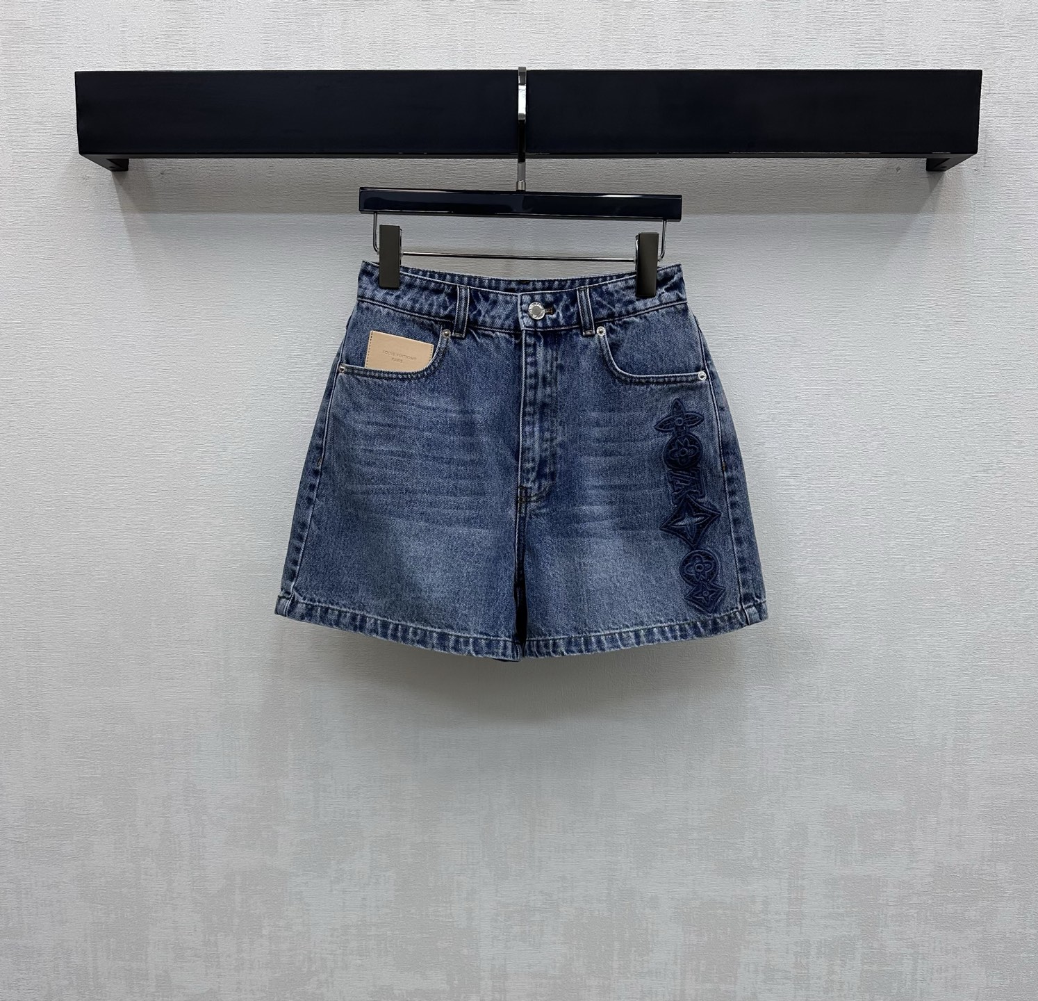 NO:749324,Louis Vuitto*2026 new arrivals laser leather label denim shorts, customized YB imported twill cotton denim material. Comfortable, soft, breathable and easy to wear. Multiple enzyme washing process to create denim blue waist and hip pleats with white marks on thighs. Retro and fashionable. High-waisted symmetrical pockets with contoured line cutting design to add layering to the look. Laser embroidered iconic four-leaf clover letter hollow logo on the outside of the thigh works together with the hip leather label to low-key highlight the brand style. Simple and advanced.  Presenting a casual and free dressing style. Development of fabrics and accessories. High-waist buttoned straight shorts cut. Can be matched with shirts and jackets from the same series. Complete sets are straightforward and fashionable. Easy to wear with good proportions. Full sense of relaxation. High version, louis vuitton, shorts, jackets & coats,19860909Louis Vuitto*2026新品上架激光皮标牛仔短裤定制YB进口斜纹全棉牛仔材质 舒适柔软 透气好穿 多重酵素水洗工艺处理 打造牛仔蓝腰胯褶皱大腿磨白痕迹 复古又时尚 高腰对称口袋配合轮廓压线裁剪设计 增添造型层次感 大腿外侧饰以激光刺绣标志性四叶草字母镂空徽标后臀皮标一同作用 低调彰显品牌格调 简约高级 呈现随性自由的穿搭风格 面辅料开发 高腰系扣直筒短裤剪裁 可搭配同系列衬衣夹克 成套搭配率性时髦 轻松穿出好比例 松弛感拉满   高版本,,louis vuitton,shorts,jackets & coats,,Women's clothing