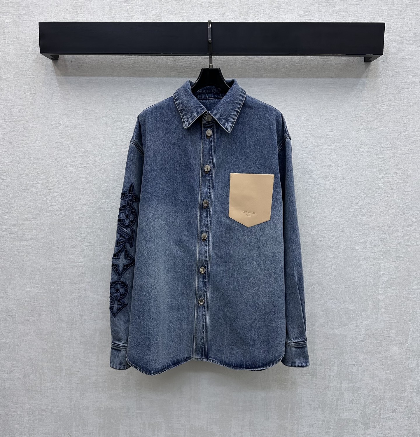 NO:749345,Louis Vuitto*2026 new arrivals Laser leather label denim shirt customized YB imported twill cotton denim material Comfortable, soft, breathable and easy to wear Multiple enzyme washing process to create denim blue waist and hip pleats with white marks on the body Retro and fashion Oversized shirt version Single side pocket with dropped shoulder design adds layering to the look Laser embroidered iconic four-leaf clover letter hollow logo on the outside of the elbow works together with the chest leather label to low-key highlight the brand style  Simple and high-end, presenting a casual and free style. Development of fabrics and accessories. Tailored shirts with lapels. Can be paired with skirts and trousers of the same series. Complete sets are fashionable and relaxed. High version, louis vuitton, versace, skirts, shirts,19860909Louis Vuitto*2026新品上架激光皮标牛仔衬衫定制YB进口斜纹全棉牛仔材质 舒适柔软 透气好穿 多重酵素水洗工艺处理 打造牛仔蓝腰胯褶皱大身磨白痕迹 复古又时尚 廓形oversized衬衫版型 单侧口袋配合落肩设计 增添造型层次感 手肘外侧饰以激光刺绣标志性四叶草字母镂空徽标胸前皮标一同作用 低调彰显品牌格调 简约高级 呈现随性自由的穿搭风格 面辅料开发 翻领廓形衬衣剪裁 可搭配同系列裙裤装 成套搭配率性时髦 松弛感拉满  高版本,,louis vuitton,versace,skirts,shirts,,Women's clothing