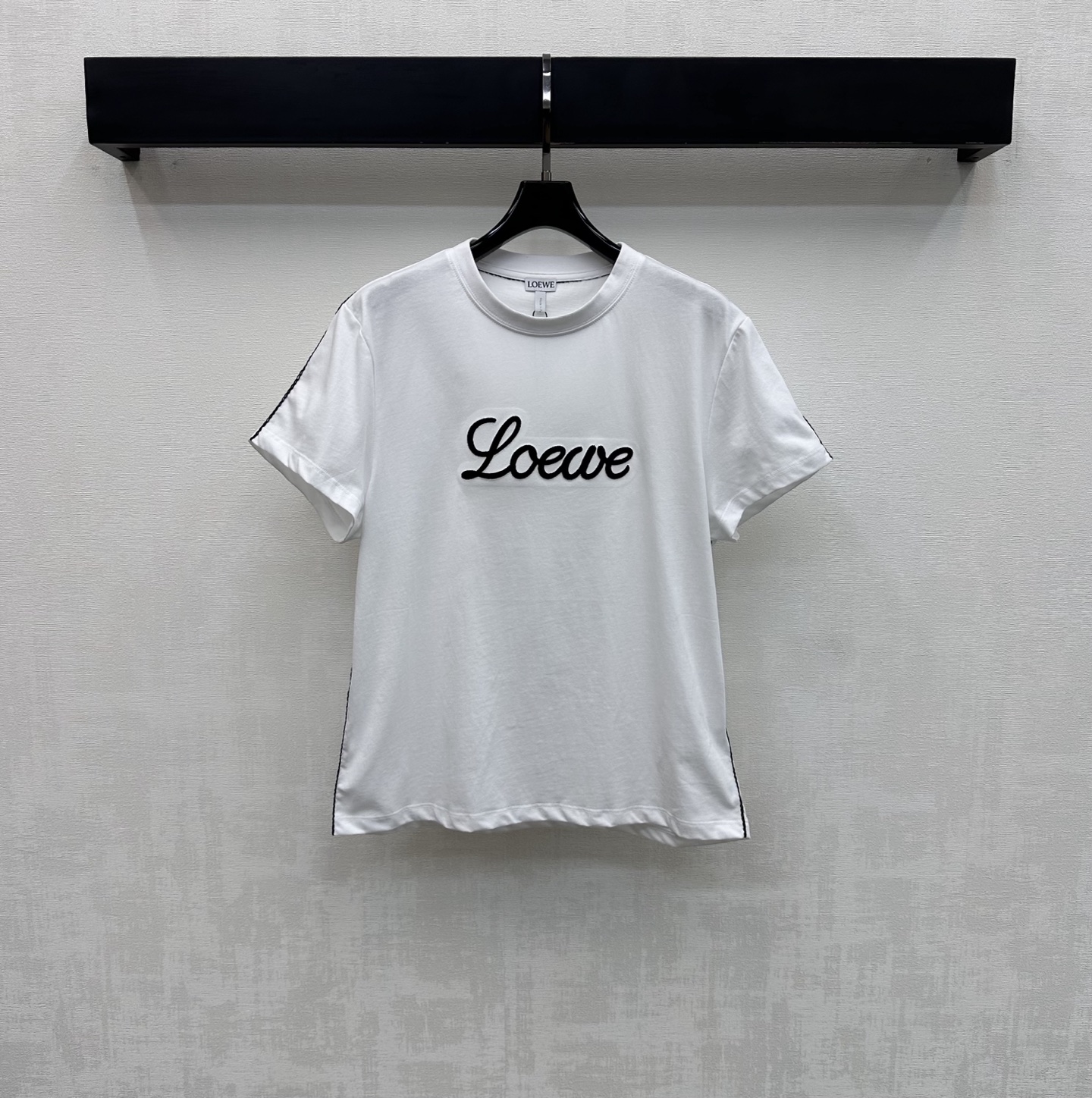 NO:749364,Loew*2026 new products are on the shelves. Round neck bound short-sleeved custom YB imported twill cotton material. High-quality texture, comfortable and breathable. Black binding details are used for hemming. Simple plain color collision eye-catching design adds layering to the look. Iconic letter logo embellishment on the chest highlights the brand tone. Development of surface accessories. Conventional round neck short-sleeved T-shirt tailoring. Casual and relaxed for daily commuting. Stylish when worn alone.  High version,,loewe,T-shirt,tees,t-shirt,19860909Loew*2026新品上架圆领捆边短袖定制YB进口斜纹棉材质 质感上乘 舒适透气 沿用黑色捆边细节包边处理 简约素色碰撞吸睛设计 增添造型层次感 胸前标志性字母布标点缀装饰 彰显品牌调性 面辅料开发 常规圆领短袖T恤剪裁 日常通勤休闲松弛 单穿内搭出彩时髦    高版本,,loewe,T-shirt,tees，t-shirt,,Women's clothing