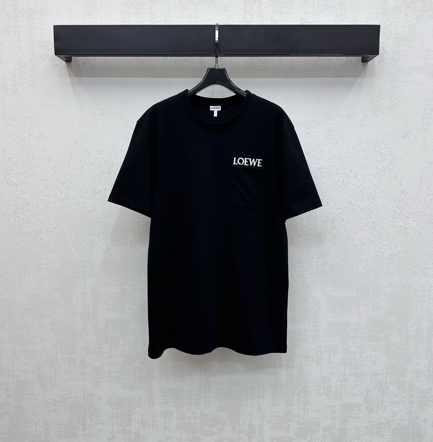 NO:749374,Loew*2026 new product launch Round neck pocket short sleeves customized YB imported twill cotton material. High quality, comfortable and breathable. Loose fit tailoring with single side pocket design. Adds layering to the shape. Iconic letter embroidery logo embellishment. Highlights brand tone. Development of surface accessories. Profile round neck short sleeve T-shirt tailoring. Casual and relaxed for daily commuting. High version 2 colors, loewe, T-shirt, tees, t-shirt,19860909Loew*2026新品上架圆领口袋短袖定制YB进口斜纹棉材质 质感上乘 舒适透气 宽松版型裁剪配合单侧口袋设计 增添造型层次感标志性字母刺绣徽标点缀装饰 彰显品牌调性 面辅料开发 廓形圆领短袖T恤剪裁 日常通勤休闲松弛    高版本2色,,loewe,T-shirt,tees，t-shirt,,Women's clothing