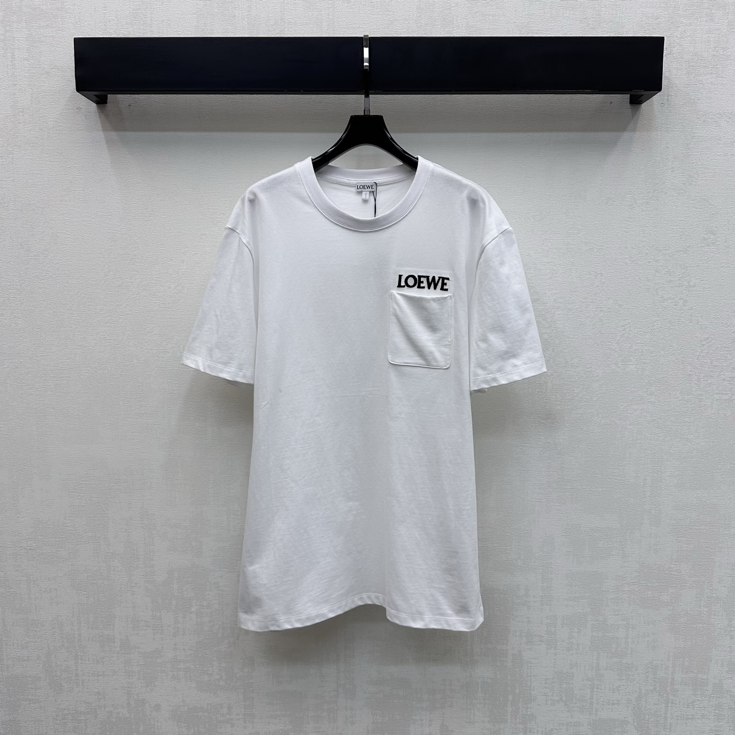 NO:749384,Loew*2026 new product launch Round neck pocket short sleeves customized YB imported twill cotton material. High quality, comfortable and breathable. Loose fit tailoring with single side pocket design. Adds layering to the shape. Iconic letter embroidery logo embellishment. Highlights brand tone. Development of surface accessories. Profile round neck short sleeve T-shirt tailoring. Casual and relaxed for daily commuting. High version 2 colors, loewe, T-shirt, tees, t-shirt,19860909Loew*2026新品上架圆领口袋短袖定制YB进口斜纹棉材质 质感上乘 舒适透气 宽松版型裁剪配合单侧口袋设计 增添造型层次感标志性字母刺绣徽标点缀装饰 彰显品牌调性 面辅料开发 廓形圆领短袖T恤剪裁 日常通勤休闲松弛    高版本2色,,loewe,T-shirt,tees，t-shirt,,Women's clothing