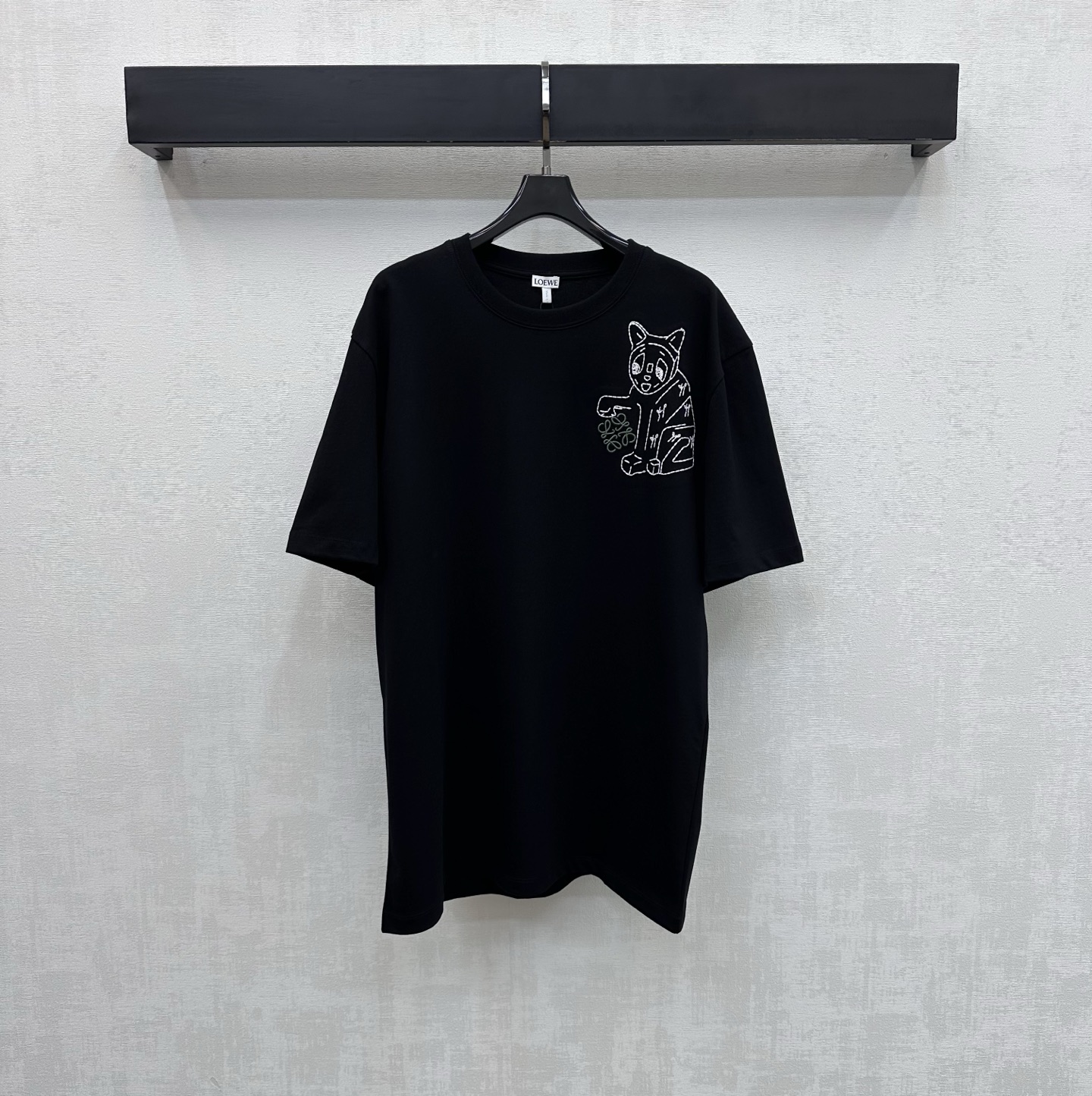 NO:749355,Loew*2026 new product launch round neck kitten short sleeves customized YB imported twill cotton material. High quality, comfortable and breathable. Loose fit tailoring with kitten pattern design embroidered on one side of the shoulder. Adds layering to the shape. Iconic letter logo embellishment highlights the brand tone. Development of surface accessories. Silhouette round neck short sleeve T-shirt tailoring. Casual and relaxed for daily commuting. High version 2 colors, loewe, T-shirt, tees, t-shirt,19860909Loew*2026新品上架圆领小猫短袖定制YB进口斜纹棉材质 质感上乘 舒适透气 宽松版型裁剪配合单侧肩部刺绣小猫图案设计 增添造型层次感标志性字母徽标点缀装饰 彰显品牌调性 面辅料开发 廓形圆领短袖T恤剪裁 日常通勤休闲松弛    高版本2色,,loewe,T-shirt,tees，t-shirt,,Women's clothing