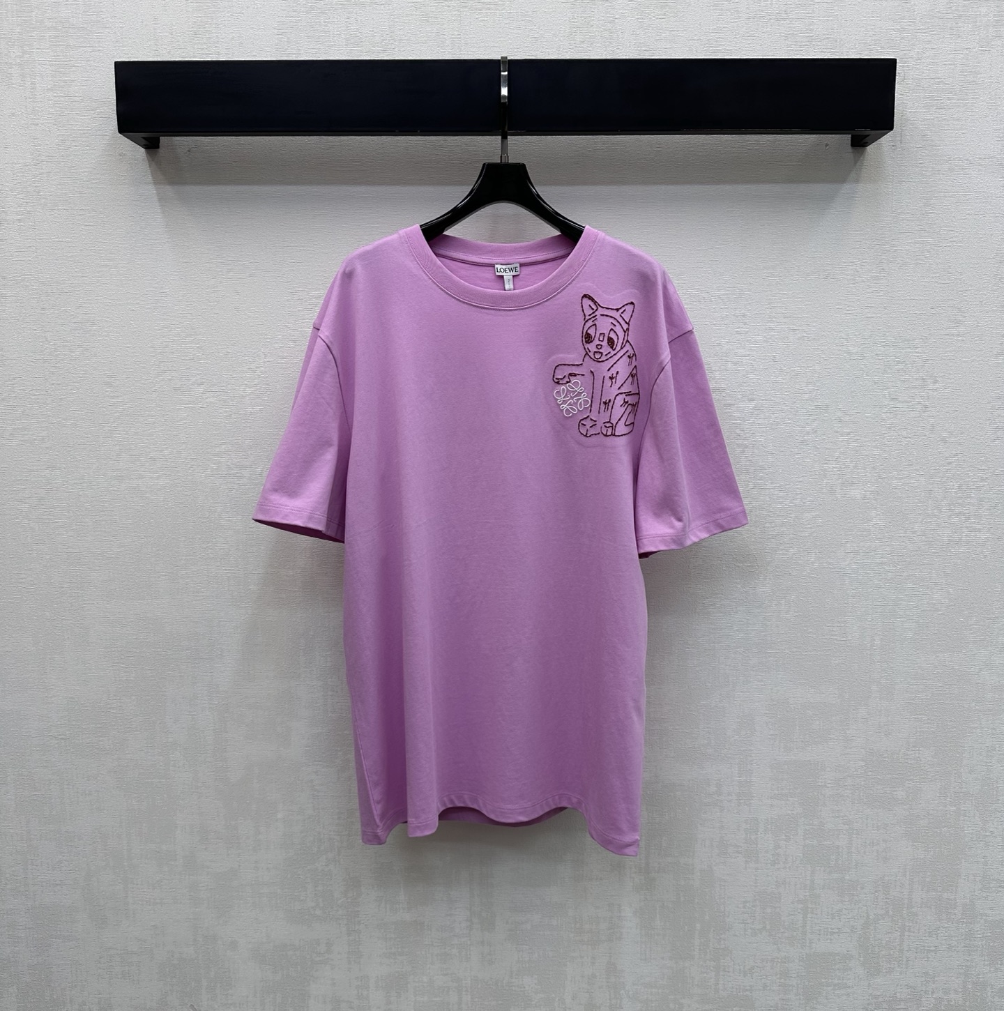 NO:749392,Loew*2026 new product launch round neck kitten short sleeves customized YB imported twill cotton material. High quality, comfortable and breathable. Loose fit tailoring with kitten pattern design embroidered on one side of the shoulder. Adds layering to the shape. Iconic letter logo embellishment highlights the brand tone. Development of surface accessories. Silhouette round neck short sleeve T-shirt tailoring. Casual and relaxed for daily commuting. High version 2 colors, loewe, T-shirt, tees, t-shirt,19860909Loew*2026新品上架圆领小猫短袖定制YB进口斜纹棉材质 质感上乘 舒适透气 宽松版型裁剪配合单侧肩部刺绣小猫图案设计 增添造型层次感标志性字母徽标点缀装饰 彰显品牌调性 面辅料开发 廓形圆领短袖T恤剪裁 日常通勤休闲松弛    高版本2色,,loewe,T-shirt,tees，t-shirt,,Women's clothing