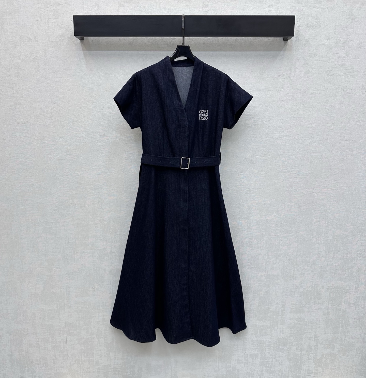 NO:750220,Loew*2026 new arrival belt denim dress custom made of YB imported twill cotton denim material. Multiple washes give a crisp texture. Ultra-short sleeves, close to sleeveless design, make it more handsome. Straight-shoulder V-neck cutting design adds layering to the look. Iconic embroidered logo decoration on the chest highlights the brand tone. The perforated belt of this fabric is used to tighten the shape. Easily divide the upper and lower lengths into a good proportion. The texture is more advanced and simple. It meets the various needs of commuting and dating, and shows an age-reducing temperament.  High version,,loewe,skirts,T-shirt,19860909Loew*2026新品上架腰带牛仔连衣裙定制YB进口斜纹全棉牛仔材质 多重水洗呈现出挺括质感 超短袖接近无袖设计更显帅气 正肩V领版型裁剪设计 增添造型层次感 胸前点缀标志性刺绣徽标装饰 彰显品牌调性 沿用本布穿孔腰带收型显瘦 轻松划分上短下长好比例 质感更为高级简约 满足通勤约会多种需求 更显减龄气质  高版本,,loewe,skirts,T-shirt,,Women's clothing