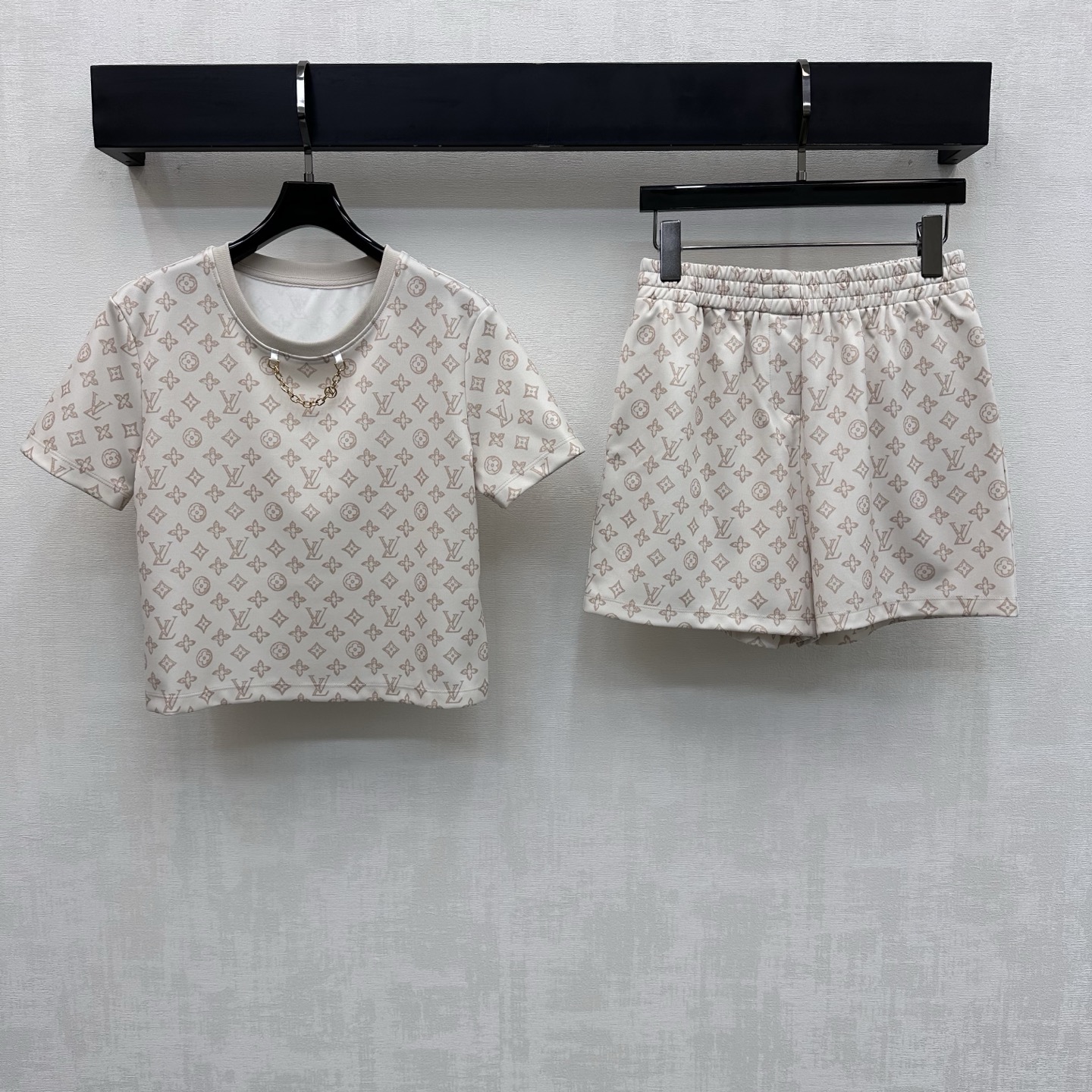 NO:750201,Louis Vuitto*2026 new arrivals printed T-shirt shorts suit customized with YB imported twill cotton material Breathable, comfortable and stylish All-over logo printed four-leaf clover letter print pattern Highlights brand tone Letter-engraved metal chain embellishment along the neckline adds layering to the look Development of surface accessories Round neck short-sleeved T-shirt stretch shorts tailoring High-end and fashionable suit wear High version 2 colors, Louis Vuitto*2026 new arrivals  vuitton,shorts,T-shirt,tees,t-shirt,19860909Louis Vuitto*2026新品上架印花T恤短裤套装定制YB进口斜纹棉材质 透气舒适有型 通体满铺标志印花四叶草字母印花图案 彰显品牌调性 领口沿用字母刻印金属链条点缀装饰 增添造型层次感 面辅料开发 圆领短袖T恤弹力短裤剪裁 套装穿搭高级时髦 高版本2色,,louis vuitton,shorts,T-shirt,tees，t-shirt,,Women's clothing