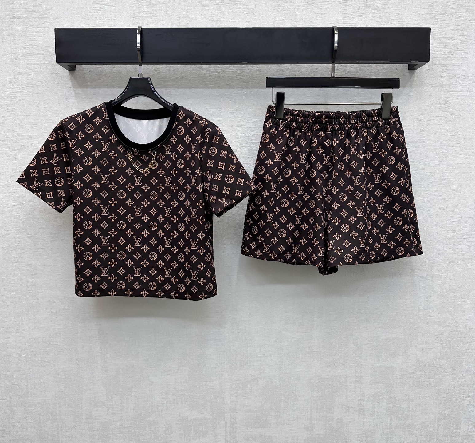 NO:750209,Louis Vuitto*2026 new arrivals printed T-shirt shorts suit customized with YB imported twill cotton material Breathable, comfortable and stylish All-over logo printed four-leaf clover letter print pattern Highlights brand tone Letter-engraved metal chain embellishment along the neckline adds layering to the look Development of surface accessories Round neck short-sleeved T-shirt stretch shorts tailoring High-end and fashionable suit wear High version 2 colors, Louis Vuitto*2026 new arrivals  vuitton,shorts,T-shirt,tees,t-shirt,19860909Louis Vuitto*2026新品上架印花T恤短裤套装定制YB进口斜纹棉材质 透气舒适有型 通体满铺标志印花四叶草字母印花图案 彰显品牌调性 领口沿用字母刻印金属链条点缀装饰 增添造型层次感 面辅料开发 圆领短袖T恤弹力短裤剪裁 套装穿搭高级时髦 高版本2色,,louis vuitton,shorts,T-shirt,tees，t-shirt,,Women's clothing