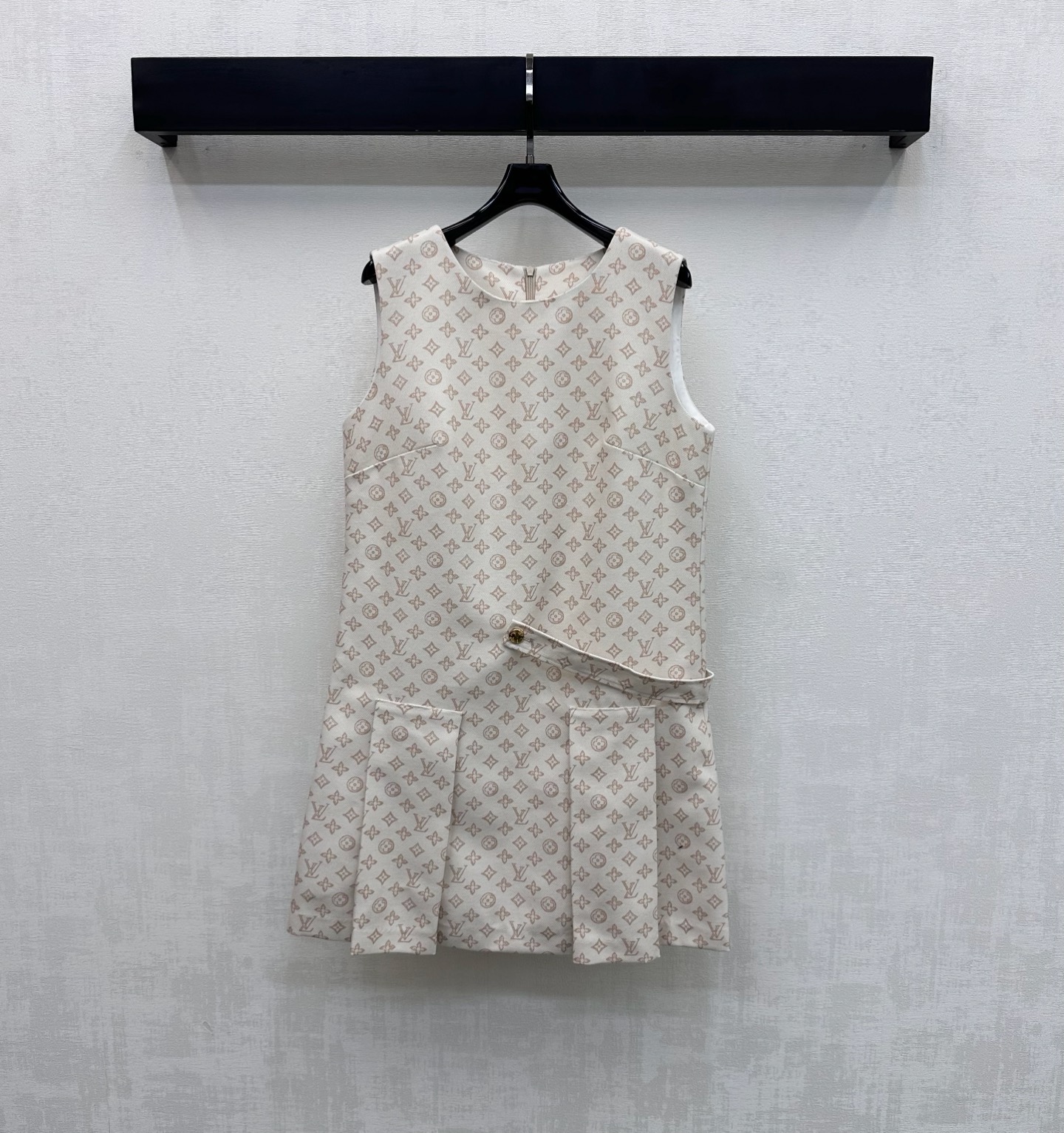 NO:750217,Louis Vuitto*2026 new arrivals Printed side strap denim vest dress Customized YB imported twill cotton denim material Multiple washes Soft and comfortable Presenting a retro and fashionable style All-over logo printed four-leaf clover letter print pattern Highlighting the brand's tone Decorated with one-sided waist and hip buckle belt adjustment Decoration with pleated skirt cutting design to add layering to the look Surface accessories development Sleeveless dress cutting High fashion for daily commuting High version 2 colors,,louis  vuitton,skirts,19860909Louis Vuitto*2026新品上架印花侧带牛仔背心裙定制YB进口斜纹棉牛仔材质 多重水洗 柔软舒适 呈现复古时髦风情 通体满铺标志印花四叶草字母印花图案 彰显品牌调性 饰以单侧腰胯扣带调节装饰 配合压褶裙摆裁剪设计 增添造型层次感 面辅料开发 无袖连衣裙剪裁 日常通勤穿搭高级时髦  高版本2色,,louis vuitton,skirts,,Women's clothing