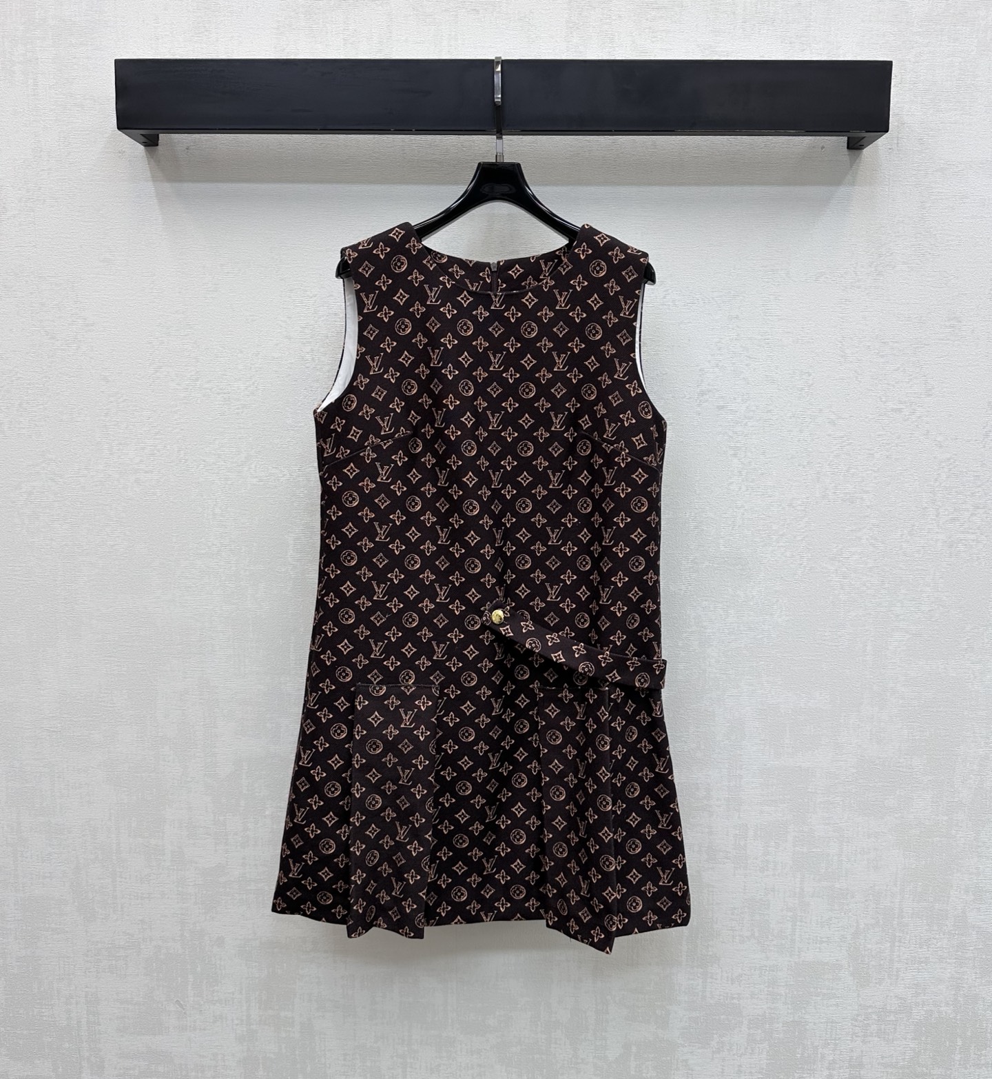 NO:750226,Louis Vuitto*2026 new arrivals Printed side strap denim vest dress Customized YB imported twill cotton denim material Multiple washes Soft and comfortable Presenting a retro and fashionable style All-over logo printed four-leaf clover letter print pattern Highlighting the brand's tone Decorated with one-sided waist and hip buckle belt adjustment Decoration with pleated skirt cutting design to add layering to the look Surface accessories development Sleeveless dress cutting High fashion for daily commuting High version 2 colors,,louis  vuitton,skirts,19860909Louis Vuitto*2026新品上架印花侧带牛仔背心裙定制YB进口斜纹棉牛仔材质 多重水洗 柔软舒适 呈现复古时髦风情 通体满铺标志印花四叶草字母印花图案 彰显品牌调性 饰以单侧腰胯扣带调节装饰 配合压褶裙摆裁剪设计 增添造型层次感 面辅料开发 无袖连衣裙剪裁 日常通勤穿搭高级时髦  高版本2色,,louis vuitton,skirts,,Women's clothing