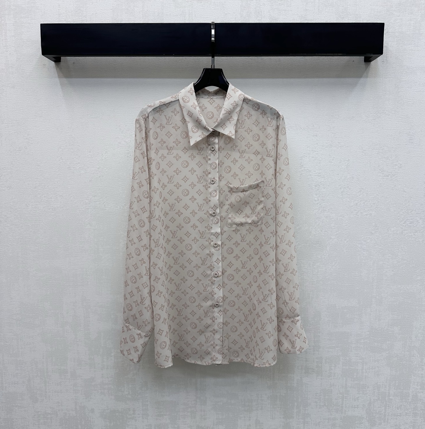 NO:750235,Louis Vuitto*2026 new arrivals printed tulle long-sleeved shirt customized with YB imported light sheer material Breathable, comfortable and delicate All-over logo printed four-leaf clover letter print pattern Highlights brand tone Single side pocket decoration on the chest adds layering to the look Development of surface accessories Regular lapel shirt tailoring High-end and fashionable daily commuting wear High version 2 colors, Louis Vuitton, shirts,19860909Louis Vuitto*2026新品上架印花薄纱长袖衬衣定制YB进口轻薄透纱材质 透气舒适细腻 通体满铺标志印花四叶草字母印花图案 彰显品牌调性 胸前点缀单侧口袋装饰 增添造型层次感 面辅料开发 常规翻领衬衫剪裁 日常通勤穿搭高级时髦 高版本2色,,louis vuitton,shirts,,Women's clothing