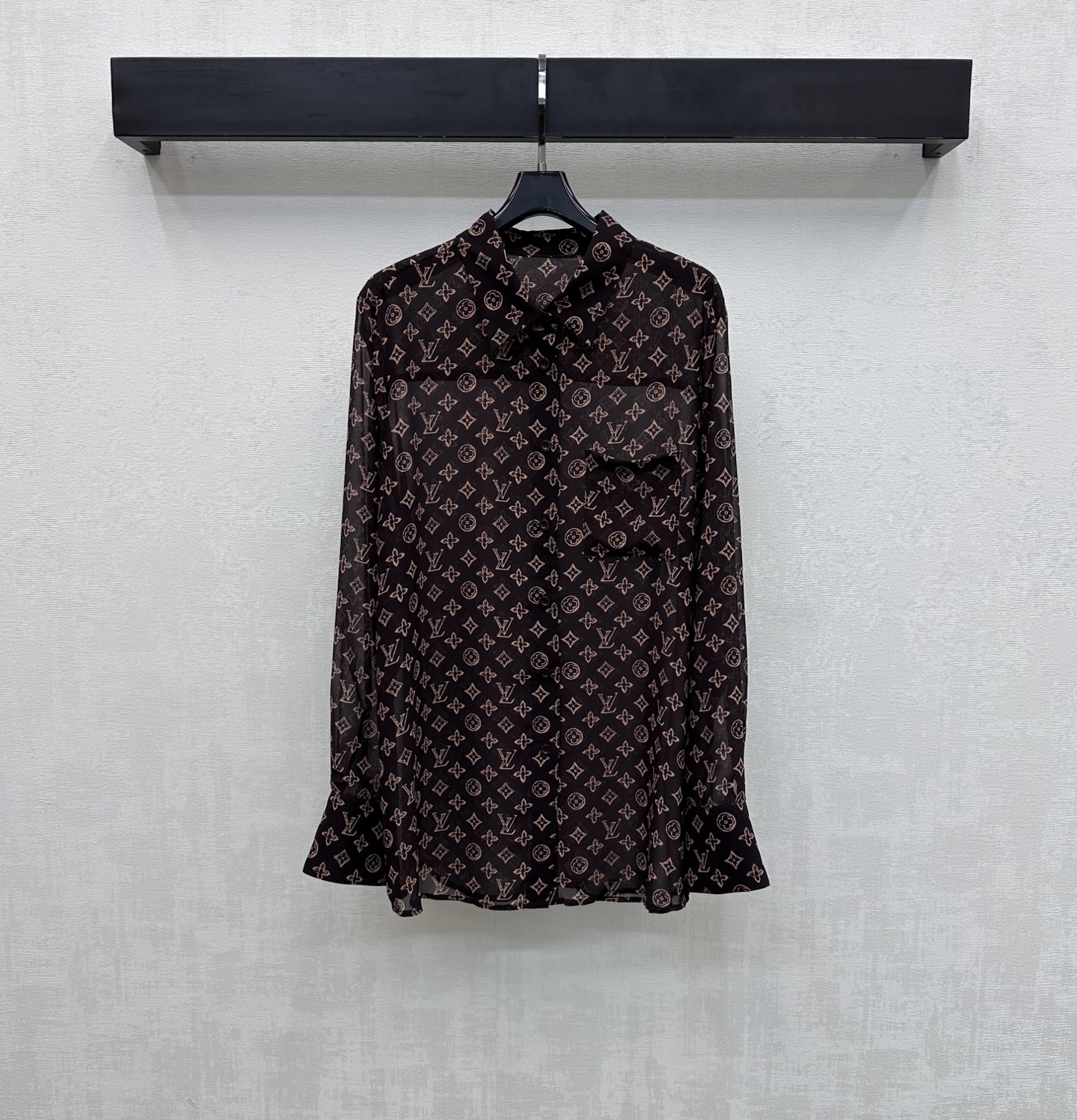 NO:750243,Louis Vuitto*2026 new arrivals printed tulle long-sleeved shirt customized with YB imported light sheer material Breathable, comfortable and delicate All-over logo printed four-leaf clover letter print pattern Highlights brand tone Single side pocket decoration on the chest adds layering to the look Development of surface accessories Regular lapel shirt tailoring High-end and fashionable daily commuting wear High version 2 colors, Louis Vuitton, shirts,19860909Louis Vuitto*2026新品上架印花薄纱长袖衬衣定制YB进口轻薄透纱材质 透气舒适细腻 通体满铺标志印花四叶草字母印花图案 彰显品牌调性 胸前点缀单侧口袋装饰 增添造型层次感 面辅料开发 常规翻领衬衫剪裁 日常通勤穿搭高级时髦 高版本2色,,louis vuitton,shirts,,Women's clothing