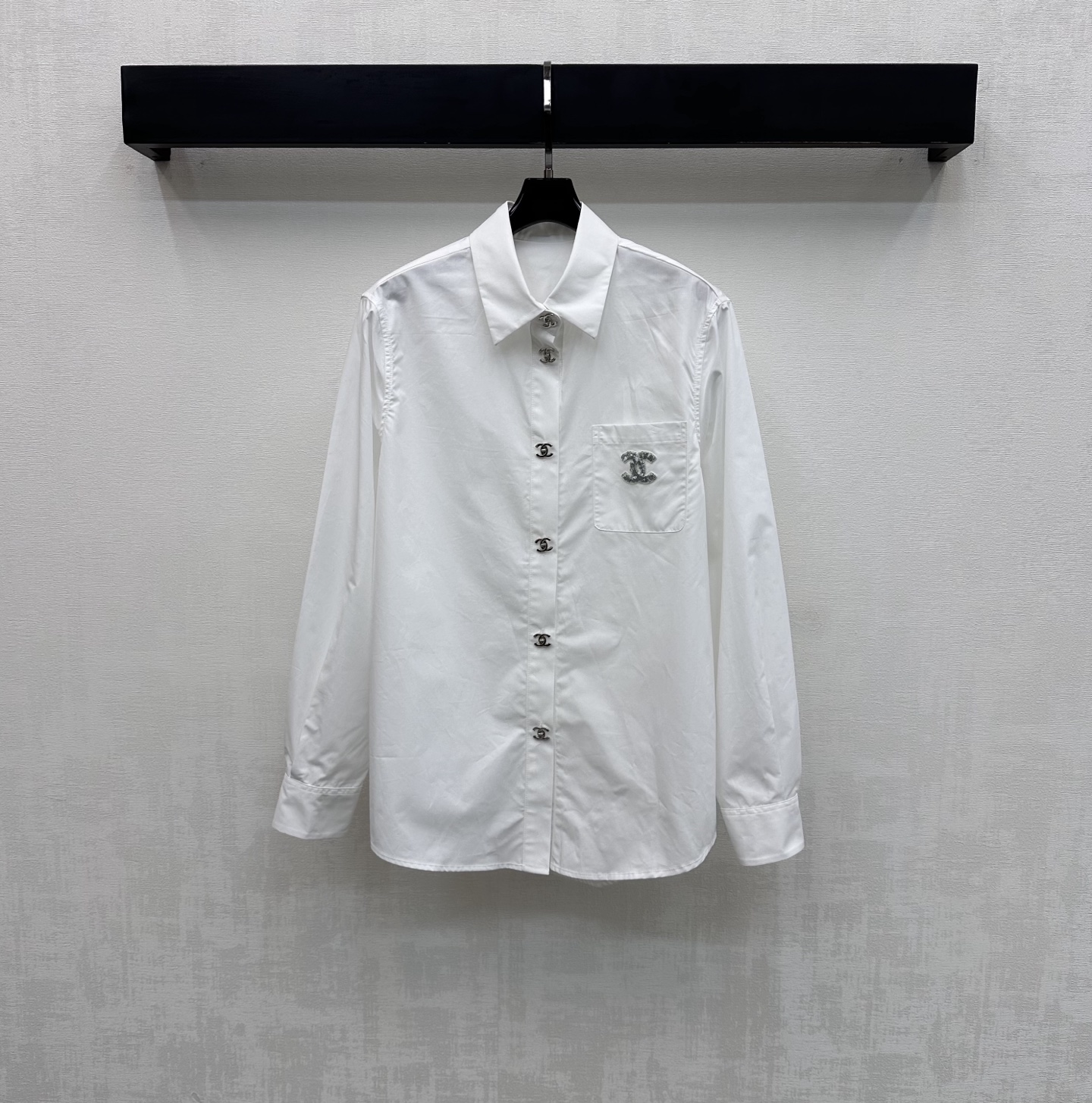 NO:751034,Chane*2026 New Arrival Lapel Letter Button Shirt Customized YB Imported Twill Cotton Material Breathable and Comfortable Full Texture Regular Lapel Style Adjustable with Open Cuffs and Double C Letter Metal Buttons to Add a Layer to the Style Echoing the Single Side Pocket on the Chest with Signature Letter Embroidered Logo Decoration Highlighting the Brand Tonality Development of Surface Accessories Lapel Long Sleeve Shirt Tailoring Casual Pair with Skirts and Pants for Daily Commuting High Fashion High Version 36 38  40,,chanel,skirts,19860909Chane*2026新品上架翻领字母纽扣衬衣定制YB进口斜纹全棉材质 透气舒适 质感十足 常规翻领版型配合开襟袖口双C字母金属纽扣调节处理 增添造型层次感 呼应胸前单侧口袋点缀标志性字母绣花徽标装饰 彰显品牌调性 面辅料开发 翻领长袖衬衣剪裁 日常通勤随意搭配裙裤装穿搭高级时髦 高版本36 38 40,,chanel,skirts,,Women's clothing