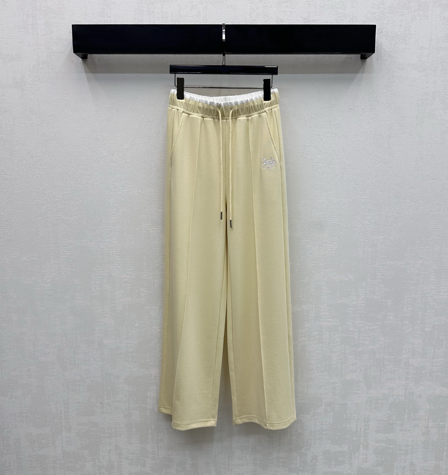 NO:750214,Celin*2026 new products on the shelves, contrasting color drawstring straight trousers, customized YB imported Tencel cotton material, soft, comfortable, draped and stylish. The waist is designed with splicing design and drawstring elastic adjustment to add layering to the look. The iconic letter embroidered logo is embellished on the waist and crotch to highlight the brand tone. The development of surface accessories. High-waisted straight trousers are tailored to accommodate and modify the leg shape, while wearing a full high-street fashion style. A versatile item for all seasons.  High version 2 colors,,celine,19860909Celin*2026新品上架撞色抽绳直筒长裤定制YB进口天丝棉纶材质 柔软舒适 垂顺有型 腰间沿用拼接设计与抽绳松紧调节处理 增添造型层次感 标志性字母刺绣徽标点缀腰胯处 彰显品牌调性 面辅料开发 高腰直筒长裤剪裁 包容修饰腿型的同时 穿出满满的高街时髦风格 一条四季百搭单品  高版本2色,,celine,,Women's clothing