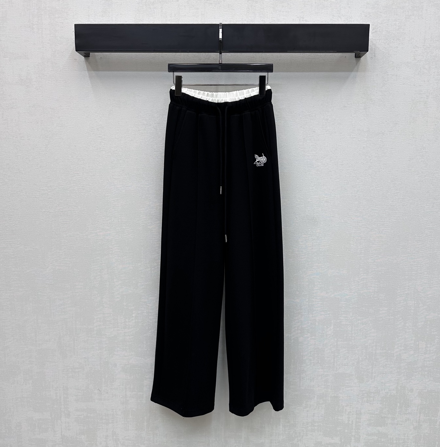 NO:750205,Celin*2026 new products on the shelves, contrasting color drawstring straight trousers, customized YB imported Tencel cotton material, soft, comfortable, draped and stylish. The waist is designed with splicing design and drawstring elastic adjustment to add layering to the look. The iconic letter embroidered logo is embellished on the waist and crotch to highlight the brand tone. The development of surface accessories. High-waisted straight trousers are tailored to accommodate and modify the leg shape, while wearing a full high-street fashion style. A versatile item for all seasons.  High version 2 colors,,celine,19860909Celin*2026新品上架撞色抽绳直筒长裤定制YB进口天丝棉纶材质 柔软舒适 垂顺有型 腰间沿用拼接设计与抽绳松紧调节处理 增添造型层次感 标志性字母刺绣徽标点缀腰胯处 彰显品牌调性 面辅料开发 高腰直筒长裤剪裁 包容修饰腿型的同时 穿出满满的高街时髦风格 一条四季百搭单品  高版本2色,,celine,,Women's clothing