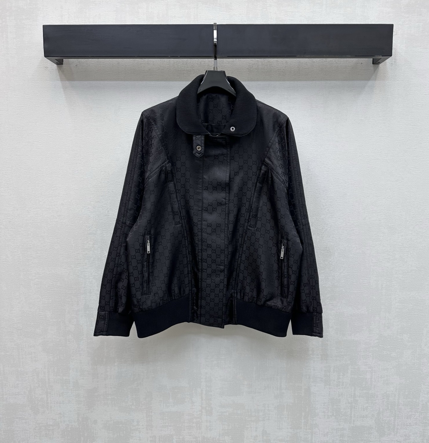 NO:751033,Gucc*2026 new products are on the shelves. Jacquard dark pattern jacket is made of YB imported nylon jacquard material. It is stiff, comfortable and stylish. The whole body is covered with old money feeling and is full of double G dark pattern letter jacquard logo elements. It highlights the brand tone. The three-dimensional contour line of the waist is cut with the threaded webbing splicing design. It echoes the symmetrical zipper pocket details to add a sense of layering. The loose version is not picky about the body shape. The development of surface accessories. Stand-up collar jacket tailoring. Casually match and wear high-end fashion.  High version,,gucci,jackets & coats,jackets & coats,19860909Gucc*2026新品上架提花暗纹夹克外套定制YB进口尼龙提花材质 挺括舒适有型 通体满铺老钱感满满双G暗纹字母提花徽标元素 彰显品牌调性 腰身立体轮廓线裁剪 配合螺纹织带拼接设计 呼应对称拉链口袋细节 增添造型层次感 宽松版型版型不挑身形 面辅料开发 立领夹克外套剪裁 随意搭配穿搭高级时髦  高版本,,gucci,jackets & coats,jackets & coats,,Women's clothing