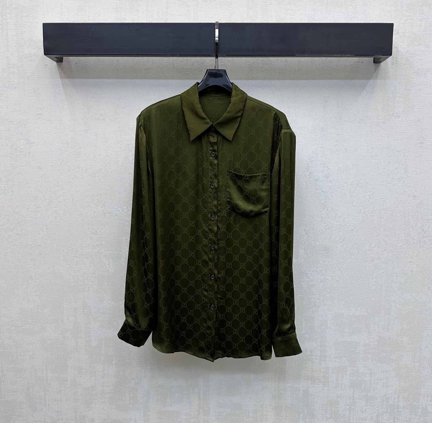 NO:751003,Gucc*2026 new product launch, dark patterned letter jacquard shirt, customized YB imported rayon blended material, glossy texture, soft and comfortable, using the open cuff button adjustment design to add layering to the look, dark patterned iconic double G letter jacquard elements all over the body, highlighting the brand tone, surface accessories development, regular lapel long-sleeved shirt tailoring, can be paired with the same series of drawstring straight trousers, elegant and elegant as a set, or can be purchased separately.  High version 2 colors,,gucci,19860909Gucc*2026新品上架暗纹字母提花衬衣定制YB进口人丝混纺材质 质感光泽 柔软舒适 沿用开襟袖口纽扣调节设计 增添造型层次感 通体满铺暗纹标志性双G字母提花元素 彰显品牌调性 面辅料开发 常规翻领长袖衬衣剪裁 可搭配同系列抽绳直筒长裤 成套穿搭优雅大方 也可分开购入搭配 高版本2色,,gucci,,Women's clothing