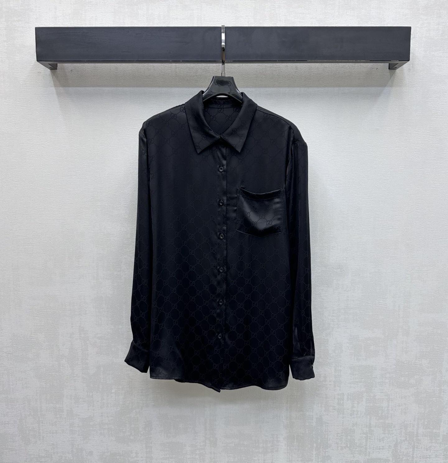 NO:751022,Gucc*2026 new product launch, dark patterned letter jacquard shirt, customized YB imported rayon blended material, glossy texture, soft and comfortable, using the open cuff button adjustment design to add layering to the look, dark patterned iconic double G letter jacquard elements all over the body, highlighting the brand tone, surface accessories development, regular lapel long-sleeved shirt tailoring, can be paired with the same series of drawstring straight trousers, elegant and elegant as a set, or can be purchased separately.  High version 2 colors,,gucci,19860909Gucc*2026新品上架暗纹字母提花衬衣定制YB进口人丝混纺材质 质感光泽 柔软舒适 沿用开襟袖口纽扣调节设计 增添造型层次感 通体满铺暗纹标志性双G字母提花元素 彰显品牌调性 面辅料开发 常规翻领长袖衬衣剪裁 可搭配同系列抽绳直筒长裤 成套穿搭优雅大方 也可分开购入搭配 高版本2色,,gucci,,Women's clothing