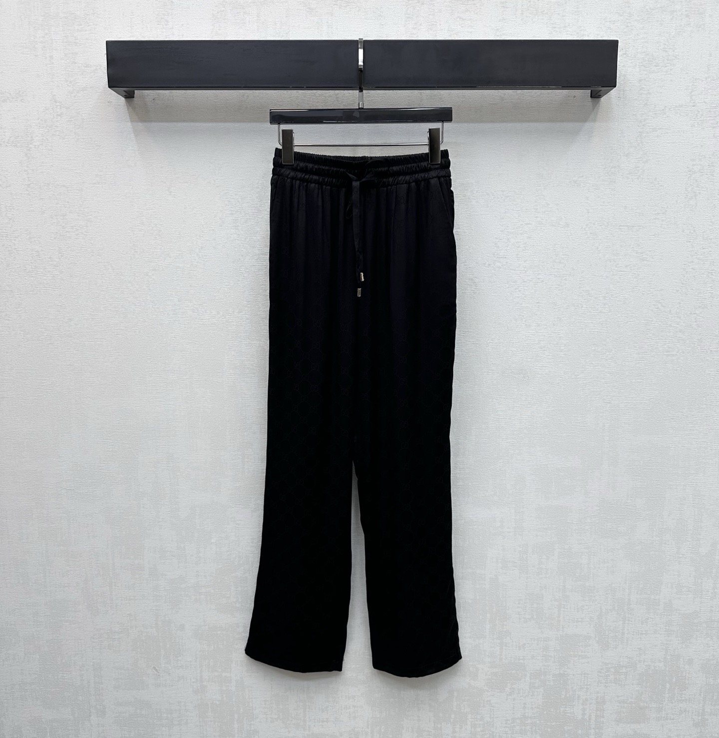 NO:751013,Gucc*2026 new product launches dark pattern jacquard letter trousers, customized YB imported rayon blended material, glossy texture, soft and comfortable, using the elastic drawstring adjustment design to add layering to the look. The entire body is covered with dark pattern iconic double G letter jacquard elements to highlight the brand tone. Surface accessories development. High waist drawstring straight trousers cut. Can be paired with drawstring straight trousers from the same series. The set is elegant and elegant. It can also be purchased separately.  High version 2 colors,,gucci,19860909Gucc*2026新品上架暗纹字母提花长裤定制YB进口人丝混纺材质 质感光泽 柔软舒适 沿用弹力抽绳调节设计 增添造型层次感 通体满铺暗纹标志性双G字母提花元素 彰显品牌调性 面辅料开发 高腰抽绳直筒长裤剪裁 可搭配同系列抽绳直筒长裤 成套穿搭优雅大方 也可分开购入搭配 高版本2色,,gucci,,Women's clothing