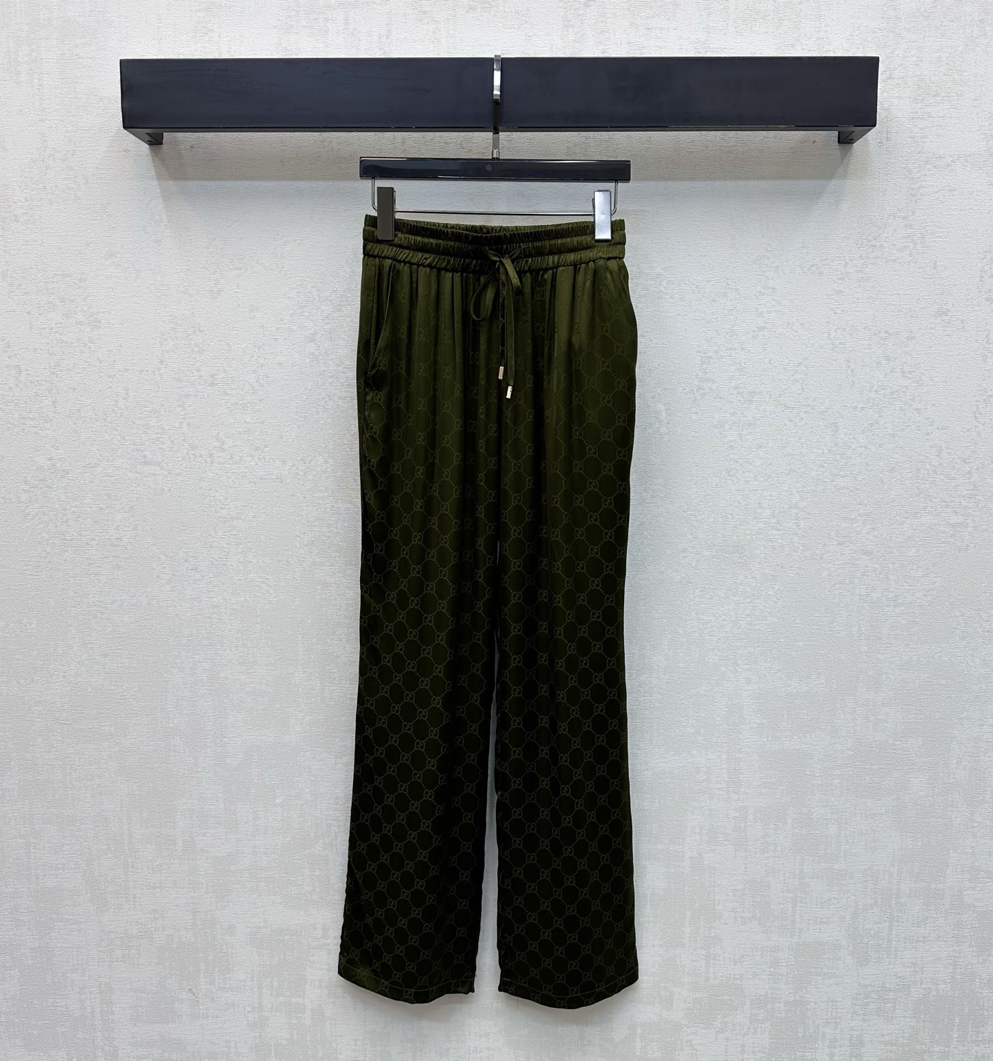 NO:751041,Gucc*2026 new product launches dark pattern jacquard letter trousers, customized YB imported rayon blended material, glossy texture, soft and comfortable, using the elastic drawstring adjustment design to add layering to the look. The entire body is covered with dark pattern iconic double G letter jacquard elements to highlight the brand tone. Surface accessories development. High waist drawstring straight trousers cut. Can be paired with drawstring straight trousers from the same series. The set is elegant and elegant. It can also be purchased separately.  High version 2 colors,,gucci,19860909Gucc*2026新品上架暗纹字母提花长裤定制YB进口人丝混纺材质 质感光泽 柔软舒适 沿用弹力抽绳调节设计 增添造型层次感 通体满铺暗纹标志性双G字母提花元素 彰显品牌调性 面辅料开发 高腰抽绳直筒长裤剪裁 可搭配同系列抽绳直筒长裤 成套穿搭优雅大方 也可分开购入搭配 高版本2色,,gucci,,Women's clothing