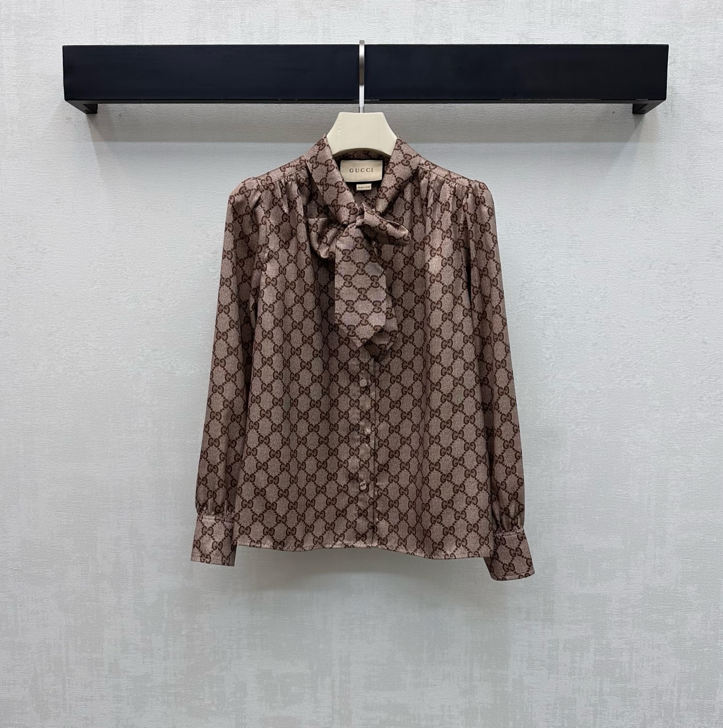 NO:753212,Gucc*2026 New Arrivals Lace-Up Printed Shirt Customized YB Imported Twill Thick Material High-Level Draping and Luxurious Straight Drape Full Body Covered with Double G Printing Elements in Diamond Pattern Highlighting Brand Tonality Adjustable Bow Design with Ribbons on the Neck Adds Layering to the Style Development of Surface Accessories Open-front Long Sleeve Shirt Tailoring for a More Fashionable Style High Version, Gucci, Shirts,19860909Gucc*2026新品上架系带印花衬衫定制YB进口斜纹稠材质 垂顺光泽高级 直筒垂感十足 大身满铺菱格分布双G印花元素 彰显品牌调性 领口飘带调节蝴蝶结设计 增添造型层次感 面辅料开发 开襟长袖衬衫剪裁 穿搭更为时髦洋气  高版本,,gucci,shirts,,Women's clothing