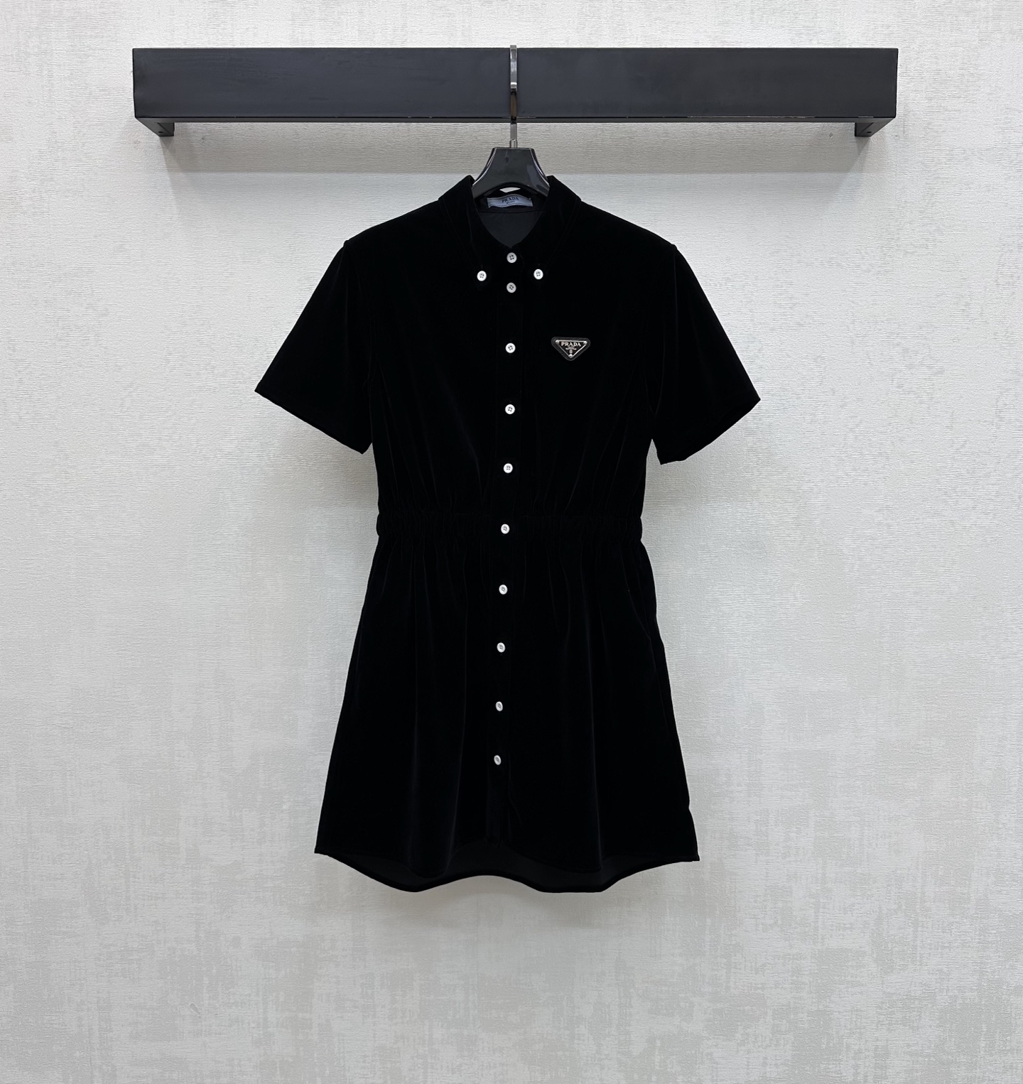 NO:751062,Prad*2026 new arrival velvet short-sleeved dress made of imported YB velvet material, glossy and slim, using small white round buttons to adjust the placket. Designed with a micro-A skirt to add layering to the look. The chest is embellished with the iconic metal triangle logo decoration to highlight the brand tone. Stretch waist cutting outlines the proportion of the waistline. Surface accessories development. Lapel short-sleeved shirt dress tailoring. Playful and age-reducing daily commuting wear.  High version,,prada,skirts,T-shirt,19860909Prad*2026新品上架丝绒短袖连衣裙定制YB进口丝绒材质 光泽垂顺有型 沿用开襟白色小圆扣调节处理 配合微A裙摆版型设计 增添造型层次感 胸口点缀标志性金属三角徽标装饰 彰显品牌调性 弹力收腰裁剪勾勒腰线比例 面辅料开发 翻领短袖衬衣裙剪裁 日常通勤穿搭减龄俏皮  高版本,,prada,skirts,T-shirt,,Women's clothing