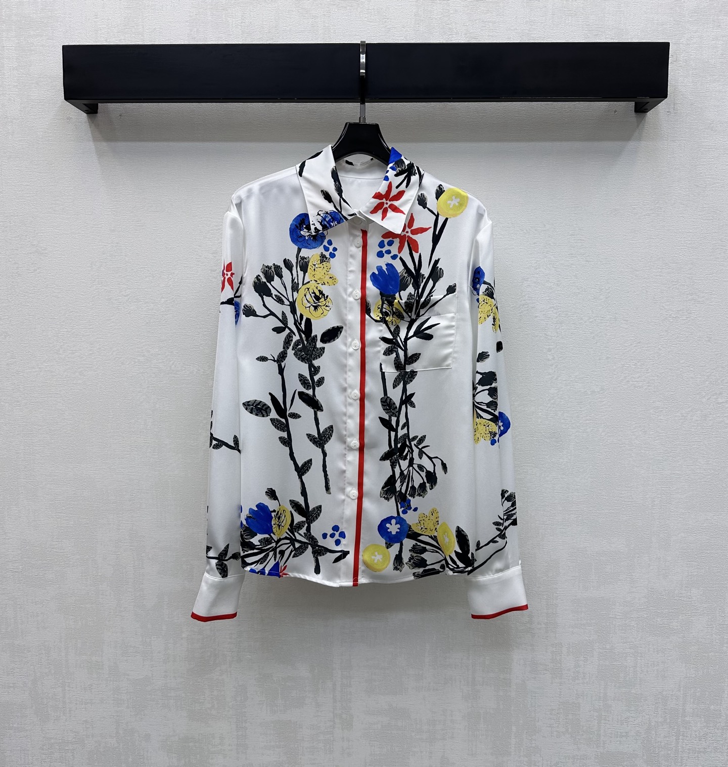 NO:752141,Chane*2026 new products are on the shelves. Pastoral style printed long-sleeved shirts are made of custom-made YB imported twill. The texture is comfortable, drapey and breathable. All-over plant artistic line printing highlights the brand's tone. Red contrast binding on the front cuffs. Designed with button adjustment to add layering to the look. Development of surface accessories. Lapel long-sleeved shirt tailoring. Can be paired with skirts of the same series. It can be worn as a set for daily outings or vacations. It can easily be worn to create an elegant and relaxed atmosphere. High version 36 38  40,,chanel,skirts,shirts,19860909Chane*2026新品上架田园风印花长袖衬衫定制YB进口斜纹绸材质 质感舒适 垂顺透气 通体植物艺术感线条印花 彰显品牌调性 前襟袖口红色撞色包边处理 配合纽扣调节设计 增添造型层次感 面辅料开发 翻领长袖衬衣剪裁 可搭配同系列半裙 成套穿搭日常出街还是度假穿搭轻松穿出优雅松弛氛围感  高版本36 38 40,,chanel,skirts,shirts,,Women's clothing