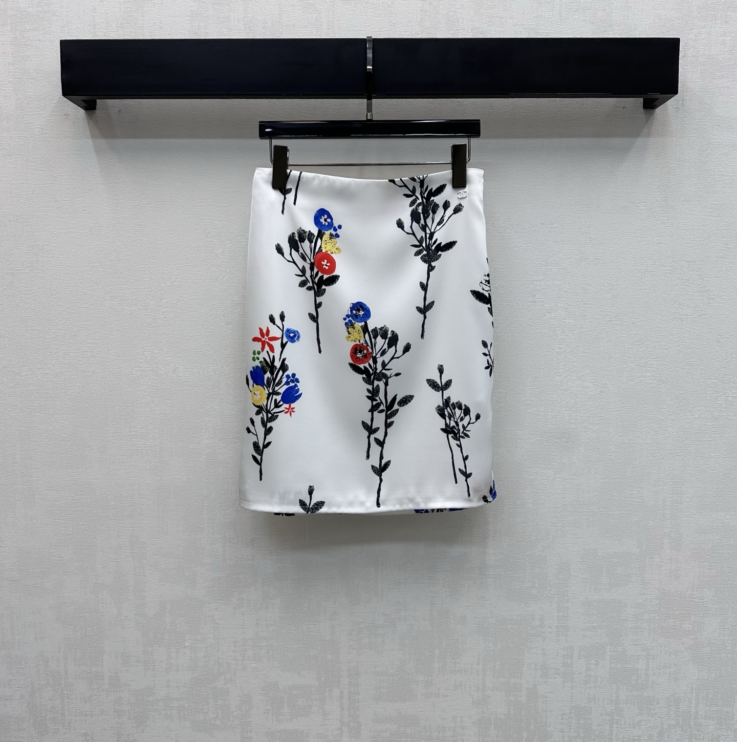 NO:752138,Chane*2026 new products are on the shelves. Pastoral style printed skirt is made of YB imported twill silk. It is comfortable in texture, draped and breathable. All-over plant artistic line printing highlights the brand's tone. Metal logo decoration with iconic letters on the waist. Designed with zipper adjustment to add layering to the look. Development of surface accessories. High-waist straight skirt cut. Can be paired with shirts from the same series. It can be worn as a set for daily outings or vacations to easily create an elegant and relaxed atmosphere. High version 36 38  40,,chanel,skirts,19860909Chane*2026新品上架田园风印花半裙定制YB进口斜纹绸材质 质感舒适 垂顺透气 通体植物艺术感线条印花 彰显品牌调性 腰侧点缀标志性字母金属徽标装饰 配合拉链调节设计 增添造型层次感 面辅料开发 高腰直筒短裙剪裁 可搭配同系列衬衣 成套穿搭日常出街还是度假穿搭轻松穿出优雅松弛氛围感  高版本36 38 40,,chanel,skirts,,Women's clothing