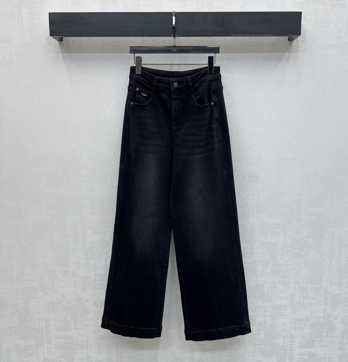 NO:751082,Prad*2026 new arrival pleated white denim trousers, customized YB imported twill cotton denim material, crisp and stylish, whole body enzyme washed and evenly dyed, retro dark blue, gray and black background, distressed white pleated texture, adding layering to the look. One side pocket is embellished with iconic letter logo decoration to echo the details of the rear hip, highlighting the brand tone. Development of surface accessories. High-waist buttoned wide-leg trousers cut.  High version 26-30,,prada,19860909Prad*2026新品上架褶皱磨白牛仔长裤定制YB进口斜纹棉牛仔材质 挺括有型 通体酵素水洗均匀染色 复古深蓝灰黑底色做旧磨白压褶纹理 增添造型层次感 单侧口袋点缀标志性字母徽标装饰呼应后臀细节 彰显品牌调性 面辅料开发 高腰系扣阔腿长裤剪裁 上身修饰腿型 随意搭配穿搭松弛慵懒 洋气时髦 高版本26-30,,prada,,Women's clothing