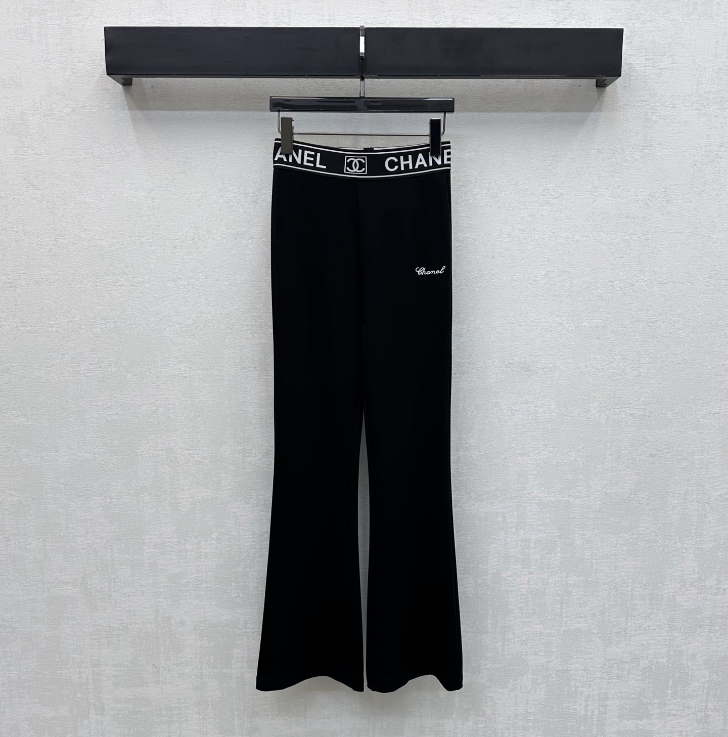 NO:751070,Chane*2026 new arrivals Logo webbing boot-cut trousers customized YB imported cotton light and thin material, mercerized processing, fine gloss, decorated with elastic letter webbing adjustment design, adding layering to the look. Iconic letter embellishment and waist and hip embroidery logo decoration highlight the brand tone. High-waisted boot-cut trousers, retro slimming and leg length, a must-have fashion item in the wardrobe, suitable for daily commuting and appointments. High version 36 38  40,,chanel,19860909Chane*2026新品上架徽标织带微喇长裤定制YB进口棉纶轻薄材质 丝光工艺处理 光泽细腻 饰以弹力字母织带调节设计 增添造型层次感 标志性字母点缀配合腰胯测刺绣徽标装饰 彰显品牌调性 高腰微喇长裤版型剪裁 穿搭复古显瘦显腿长 衣柜里必备时尚单品 日常通勤约会都适配  高版本36 38 40,,chanel,,Women's clothing