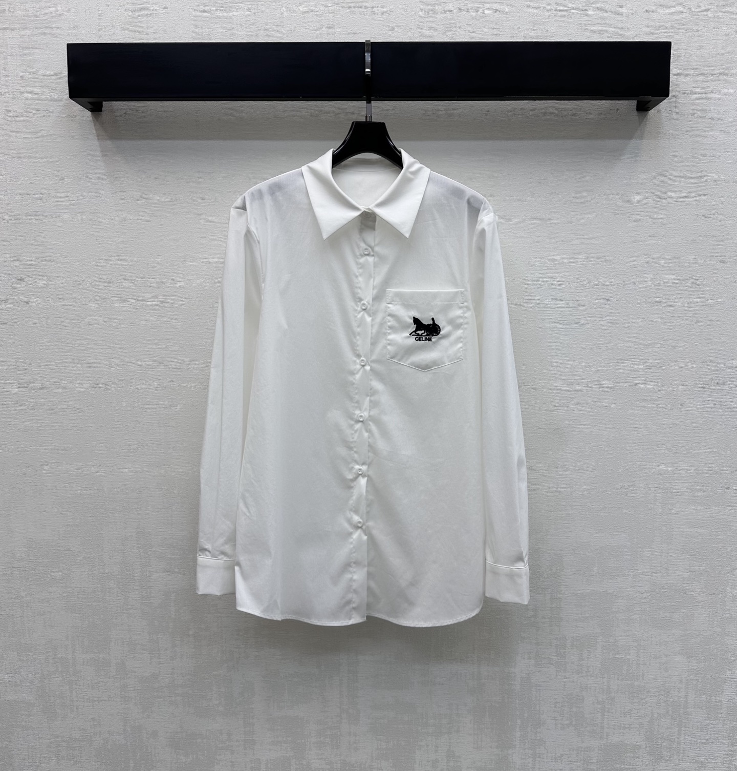 NO:751042,Celin*2026 new arrival lapel embroidered logo shirt customized YB imported virgin twill cotton material Breathable and comfortable, full of texture Regular lapel version with small round button adjustment to add layering to the look Single side pocket on the chest decorated with iconic letter carriage embroidery logo highlights brand tone Development of surface accessories Lapel long-sleeved shirt tailoring Casual matching with skirts and trousers for daily commuting High-end fashion High version 2 colors,,celine,skirts,19860909Celin*2026新品上架翻领刺绣徽标衬衣定制YB进口原生斜纹全棉材质 透气舒适 质感十足 常规翻领版型配合开襟小圆扣调节处理 增添造型层次感 胸前单侧口袋点缀标志性字母马车刺绣徽标装饰 彰显品牌调性 面辅料开发 翻领长袖衬衣剪裁 日常通勤随意搭配裙裤装穿搭高级时髦 高版本2色,,celine,skirts,,Women's clothing