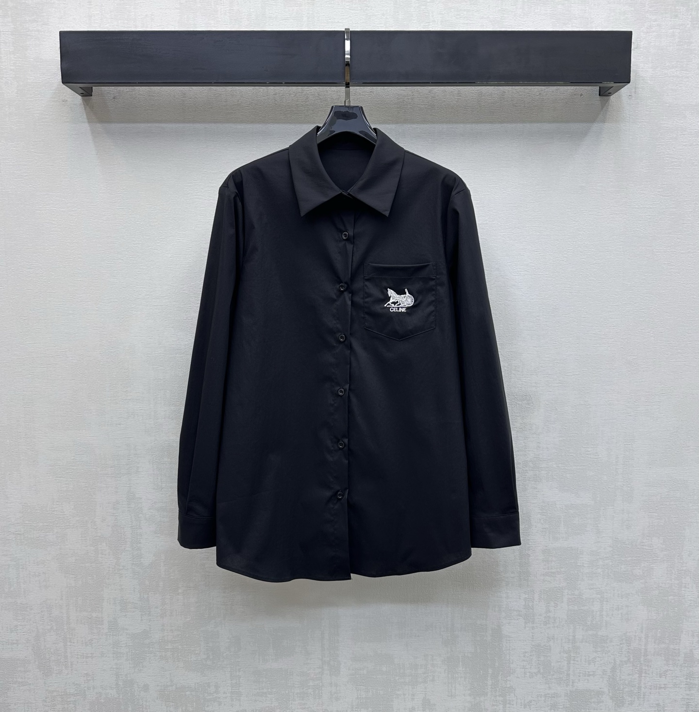 NO:751052,Celin*2026 new arrival lapel embroidered logo shirt customized YB imported virgin twill cotton material Breathable and comfortable, full of texture Regular lapel version with small round button adjustment to add layering to the look Single side pocket on the chest decorated with iconic letter carriage embroidery logo highlights brand tone Development of surface accessories Lapel long-sleeved shirt tailoring Casual matching with skirts and trousers for daily commuting High-end fashion High version 2 colors,,celine,skirts,19860909Celin*2026新品上架翻领刺绣徽标衬衣定制YB进口原生斜纹全棉材质 透气舒适 质感十足 常规翻领版型配合开襟小圆扣调节处理 增添造型层次感 胸前单侧口袋点缀标志性字母马车刺绣徽标装饰 彰显品牌调性 面辅料开发 翻领长袖衬衣剪裁 日常通勤随意搭配裙裤装穿搭高级时髦 高版本2色,,celine,skirts,,Women's clothing