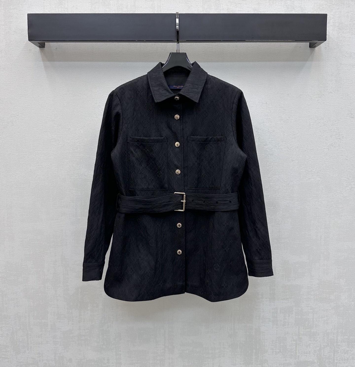 NO:752241,Louis Vuitto*2026 New Arrival Jacquard Belt Shirt Jacket Customized YB imported jacquard material Crisp and stylish The iconic four-leaf clover letter three-dimensional jacquard logo is all over the body to highlight the brand tone The snap button adjustment matches the fabric belt to outline the body shape Add a sense of layering to the look Fabric and accessories development Lapel long-sleeved shirt jacket style tailoring Casually matched with skirts or trousers High-end fashion Easy to adapt to daily commuting High version, Louis  vuitton,skirts,jackets & coats,shirts,19860909Louis Vuitto*2026新品上架提花腰带衬衣外套定制YB进口提花材质 挺括有型 通体满铺标志性四叶草字母立体提花徽标 彰显品牌调性 开襟按扣调节配合本布腰带勾勒身形设计 增添造型层次感 面辅料开发 翻领长袖衬衫外套版型剪裁 随意搭配半裙或裤子 高级时髦 日常通勤轻松适配穿搭 高版本,,louis vuitton,skirts,jackets & coats,shirts,,Women's clothing