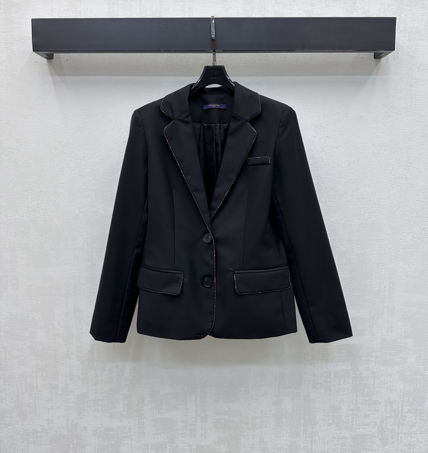 NO:752245,Louis Vuitto*2026 new arrivals, bundled lapel suit jacket, custom-made YB imported material, high-quality texture, high-end luster, straight shoulder padded version with placket button adjustment design, adding layering to the look, signature four-leaf clover letter bundled edge detail processing, echoing the triangle engraved leather label on the back, full-print dark pattern jacquard lining echoing, highlighting the brand tone, development of surface accessories, gun-notch lapel suit tailoring, upper body showing tall and straight posture  The temperament of elite fashion makes the outfit more fashionable. The high-end western style is suitable for different occasions and shows luxurious taste. High version, Louis Vuitton, jackets & coats, business suit,19860909Louis Vuitto*2026新品上架捆边翻领西装外套定制YB进口材质 质感上乘 光泽高级 正肩垫肩版型配合开襟纽扣调节设计 增添造型层次感 标志性四叶草字母捆边细节处理 呼应后背三角刻印皮标 满印暗纹提花内衬呼应 彰显品牌调性 面辅料开发 枪驳式翻领西服剪裁 上身显身姿挺拔 气质精英时尚让穿搭造型更为时髦 高级洋气适穿与不同场合 展现奢华品味  高版本,,louis vuitton,jackets & coats,business suit,,Women's clothing