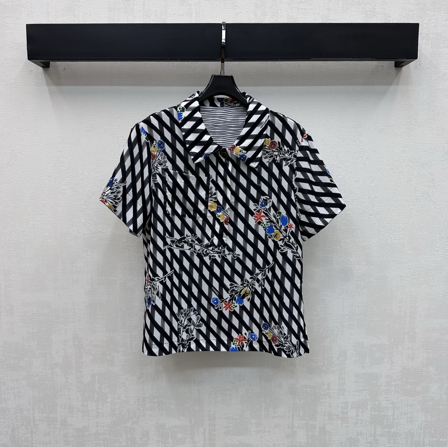 NO:752269,Chane*2026 new arrivals geometric printed short-sleeved shirts, customized YB imported twill material, comfortable texture, drapey and breathable, all-over geometric rhombus meets retro floral pattern, artistic collision blooms on black and white background, iconic letter logo is integrated into it, highlighting the brand tone, half-platform hidden button adjustment design, adding layering to the look, development of surface accessories, lapel short-sleeved top tailoring, can be paired with the same series of shorts  Complete set of outfits for daily outings or vacations, easy to wear to create an elegant and relaxed atmosphere. Same style as the show. High version 36 38 40,,chanel,shorts,shirts,T-shirt,19860909Chane*2026新品上架几何印花短袖衬衫定制YB进口斜纹绸材质 质感舒适 垂顺透气 通体几何菱格邂逅复古花卉图案 黑白底色上绽放出艺术感碰撞 标志性字母徽标融入其中 彰显品牌调性 半开襟隐藏式纽扣调节设计 增添造型层次感 面辅料开发 翻领短袖上衣剪裁 可搭配同系列短裤 成套穿搭日常出街还是度假穿搭轻松穿出优雅松弛氛围感 秀场同款 高版本36 38 40,,chanel,shorts,shirts,T-shirt,,Women's clothing