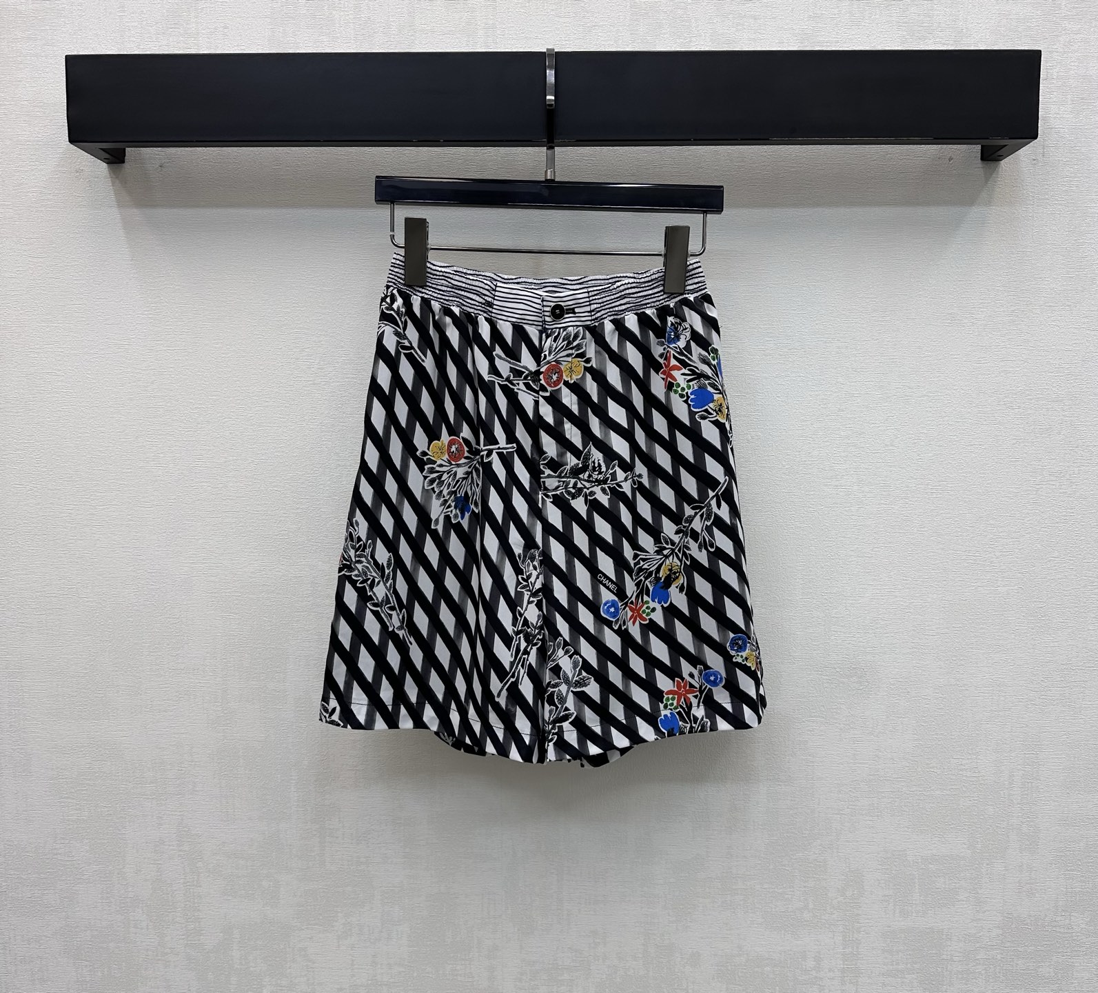 NO:752229,Chane*2026 New Arrival Geometric Print Shorts Customized YB imported twill material Comfortable texture Drape and breathable All-over geometric rhombus meets retro floral pattern The black and white background creates an artistic collision The iconic letter logo is integrated into it to highlight the brand tone The placket button and zipper adjustment design adds a sense of layering to the look Surface accessories development High-waisted wide-leg shorts cut Can be paired with the same series of shirts  Complete set of outfits for daily outings or vacations, easy to wear to create an elegant and relaxed atmosphere. Same style as the show. High version 36 38 40,,chanel,shorts,19860909Chane*2026新品上架几何印花短裤定制YB进口斜纹绸材质 质感舒适 垂顺透气 通体几何菱格邂逅复古花卉图案 黑白底色上绽放出艺术感碰撞 标志性字母徽标融入其中 彰显品牌调性 开襟纽扣拉链调节设计 增添造型层次感 面辅料开发 高腰阔腿短裤剪裁 可搭配同系列衬衣 成套穿搭日常出街还是度假穿搭轻松穿出优雅松弛氛围感 秀场同款 高版本36 38 40,,chanel,shorts,,Women's clothing