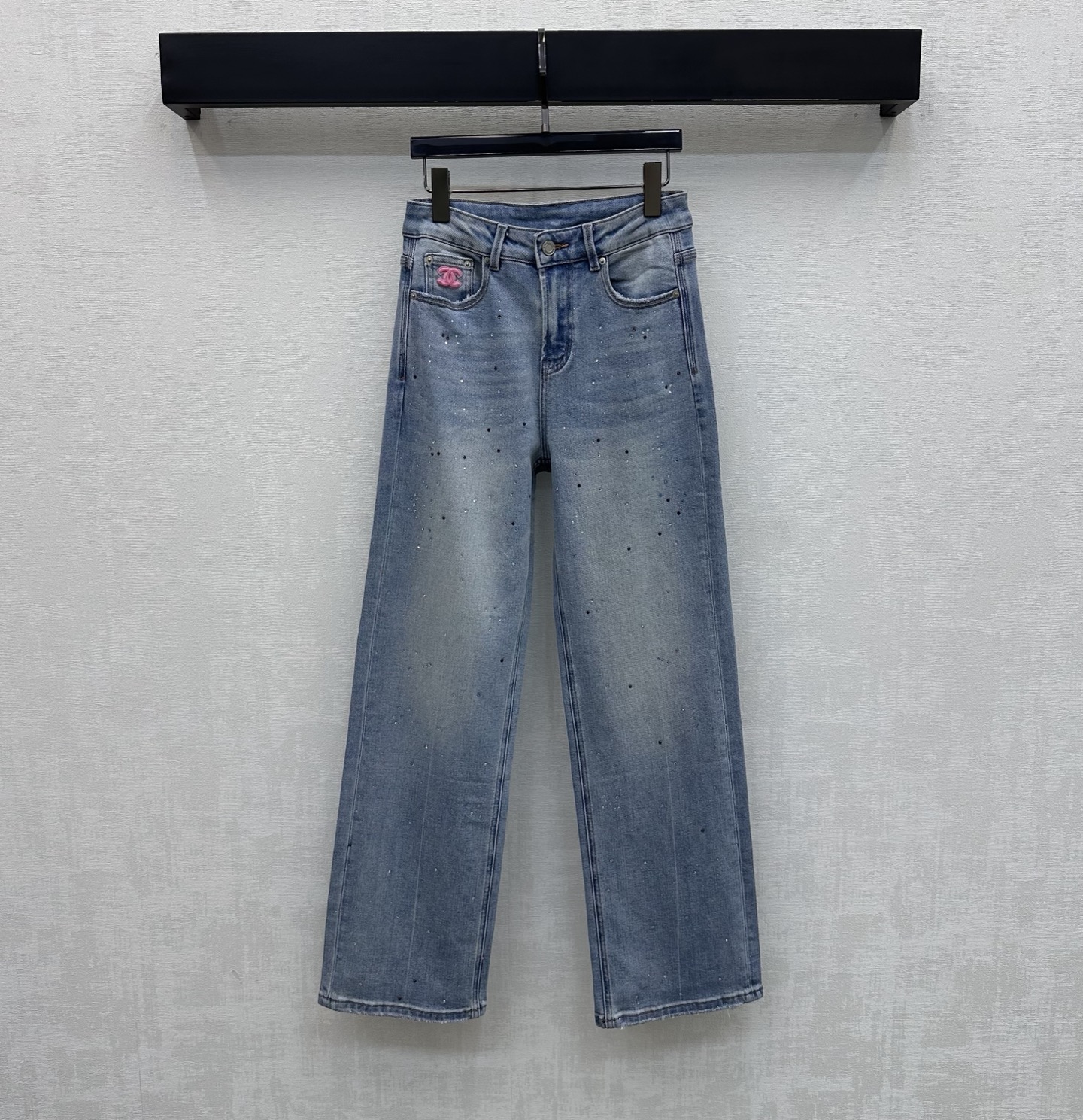 NO:752216,Chane*2025 new products are launched, hot-drilled logo denim trousers, customized YB imported twill cotton denim material. Multiple enzyme washing process to create a gradient color feeling. Retro and fashionable. High-waisted buttoned symmetrical pocket design makes the outfit look slimmer and longer legs. The body is decorated with heavy-duty colored hot-dried rhinestones to form a collision, adding layering to the look. It shines from close up and shows a gradient luster from a distance. The iconic letter double C logo embellishment highlights the brand tone. Development of surface accessories.  High-waisted buttoned slim trousers, casually matched to create the brand's exclusive sweet and cool style. A must-have fashion item in your wardrobe. High version 36 38 40,,chanel,19860909Chane*2025新品上架烫钻徽标牛仔长裤定制YB进口斜纹棉牛仔材质 多重酵素水洗工艺处理 打造渐变擦色感 复古又时尚 高腰系扣对称口袋版型设计 穿搭显瘦超显腿长 大身饰以重工彩色烫钻形成碰撞 增添造型层次感 近看闪耀远看闪现渐变光泽 标志性字母双C徽标点缀装饰 彰显品牌调性 面辅料开发 高腰系扣修身长裤剪裁 随意搭配打造品牌专属甜酷风 衣柜里必备时尚单品 高版本36 38 40,,chanel,,Women's clothing