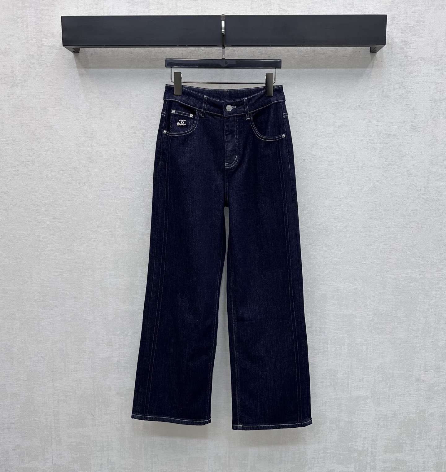 NO:752237,Chane*2026 new arrivals Logo buckle denim trousers, customized YB imported twill cotton denim material, very wide and stylish, using the water-washing process to restore the retro texture, adding a sense of layering to the look. The back waist is decorated with iconic letter leather labels, echoing the design of the metal double C small label on the pocket, highlighting the brand tone. Development of surface accessories. High-waist buttoned straight trousers cut. Casually matched with tops to wear simple and advanced. High version 26-30,,chanel,19860909Chane*2026新品上架徽标扣牛仔长裤定制YB进口斜纹棉牛仔材质 挺阔有型 沿用水洗工艺还原复古质感 增添造型层次感 后腰点缀标志性字母皮标装饰 呼应口袋处金属双C小标设计 彰显品牌调性 面辅料开发 高腰系扣直筒长裤剪裁 随意搭配上装穿搭简约又高级  高版本26-30,,chanel,,Women's clothing