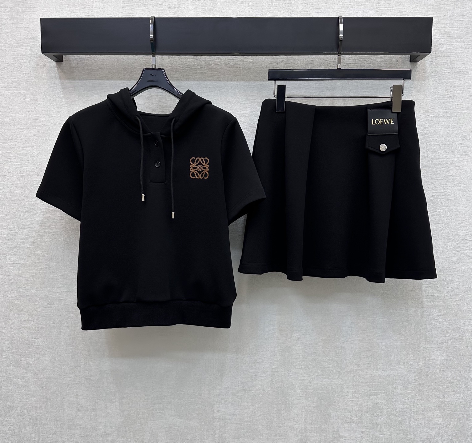 NO:752206,Loew*2026 new arrivals hooded sweatshirt skirt suit customized YB imported elastic air cotton material with elastic and lustrous texture. The chest is decorated with the iconic logo waist and hip letter leather plate to highlight the brand tone. The loose version is relaxed and tolerant. It is not picky about the figure. The development of fabrics and accessories. The hooded drawstring short-sleeved sweatshirt is matched with the pleated skirt of the same series. The details echo up and down. The side waist zipper adjustment design is convenient and comfortable to show the cool sports style. The complete set shows the vitality and age-reducing youthful style.  High version 2 colors,,loewe,hoodie,sweatshirts,skirts,T-shirt,hats,19860909Loew*2026新品上架连帽卫衣半裙套装定制YB进口弹力空气棉材质 质感弹力光泽 胸前以标志性徽标腰胯字母皮牌装饰 彰显品牌调性 宽松版型松弛包容 不挑身材 面辅料开发 连帽抽绳短袖卫衣搭配同系列压褶短裙 细节上下呼应 侧腰拉链调节设计便捷舒适 展现潮酷运动风 成套穿搭尽显活力减龄青春风格   高版本2色,,loewe,hoodie,sweatshirts,skirts,T-shirt,hats,,Women's clothing