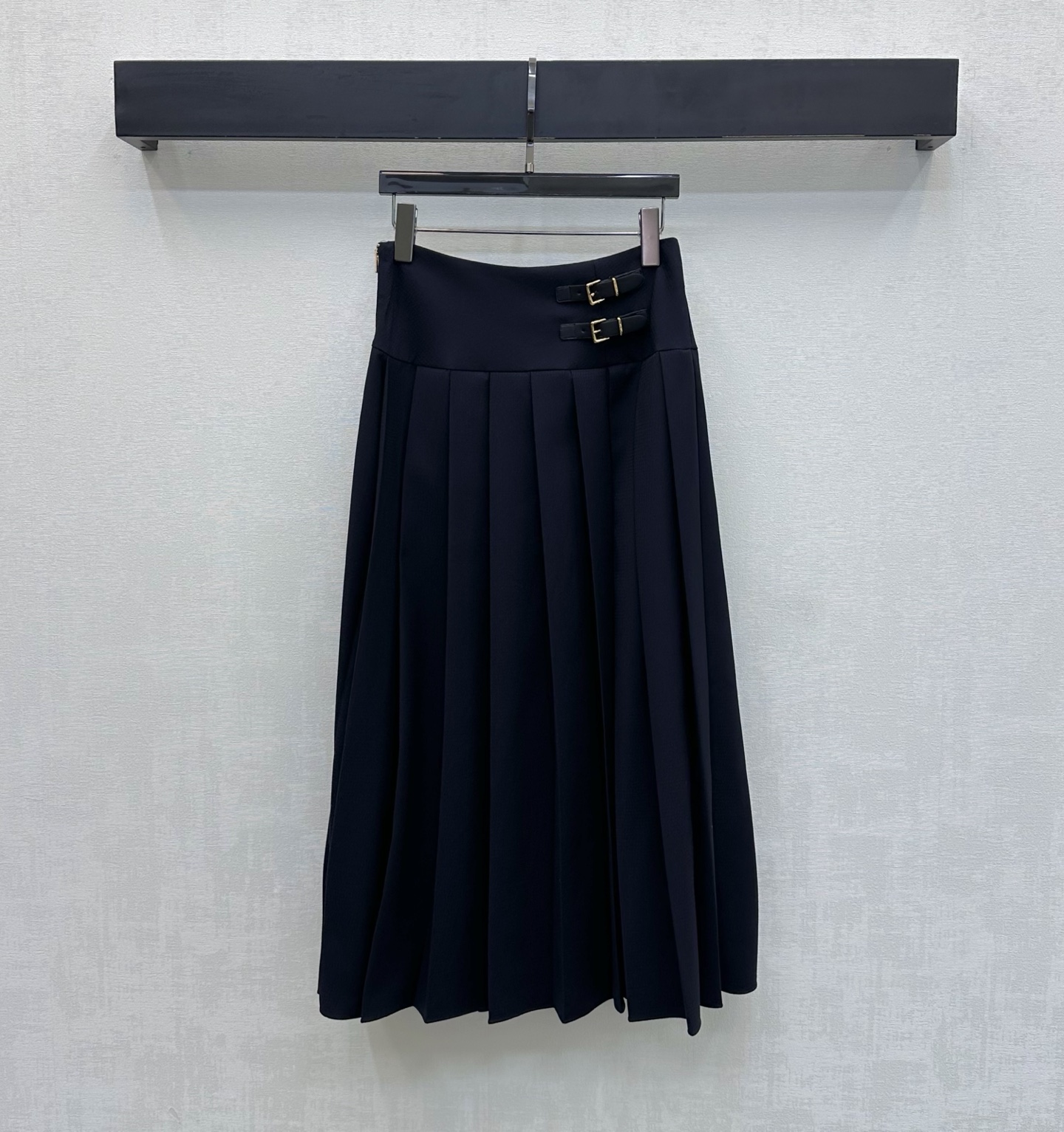 NO:752182,Miumi*2026 New Products Leather Buckle Pleated Skirt Customized YB imported rayon material Comfortable, breathable, stiff and stylish The waist is decorated with double rows of perforated metal buckles for adjustment. Designed with a slit pleated skirt to add layering to the look. It both tightens the waist and adds a sense of detail. The version is smooth and slim. The iconic letter logo is embellished on the back waist to highlight the brand's tone. Development of surface accessories. High-waisted mid-length skirt tailoring  Casual matching and neat and elegant commuting style. Suitable for workplace wear. High version,,miumiu,skirts,19860909Miumi*2026新品上架皮扣压褶半裙定制YB进口人棉材质 舒适透气 挺括有型 腰侧饰以双排穿孔金属皮扣调节装饰 配合开衩式百褶裙摆设计 增添造型层次感 既收腰又增加了细节感 版型流畅又显瘦 后腰点缀标志性字母徽标 彰显品牌调性 面辅料开发 高腰中长款半裙剪裁 随意搭配穿搭利落又优雅的通勤范儿 妥妥的职场穿搭天花板 高版本,,miumiu,skirts,,Women's clothing