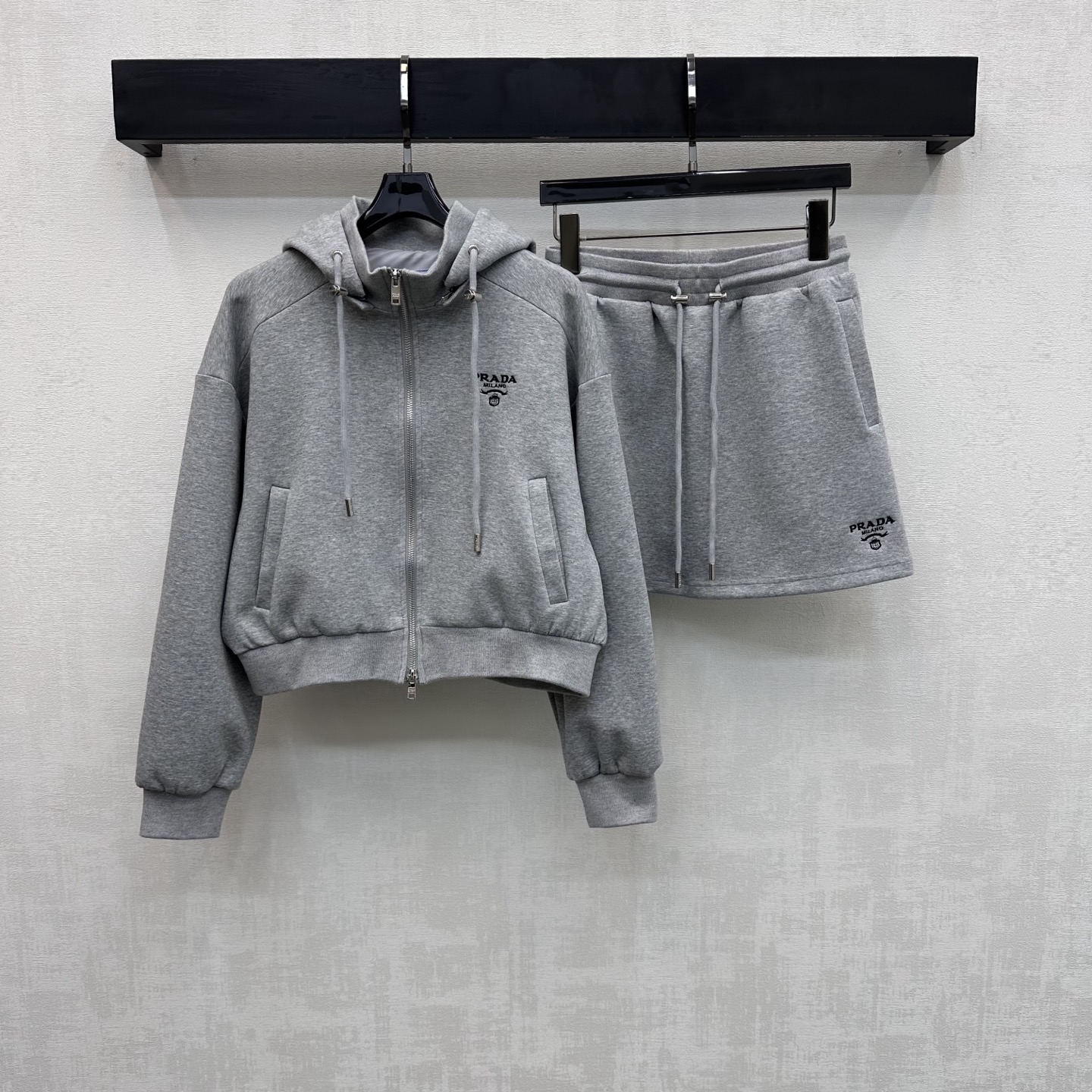 NO:752167,Prad*2026 new products are on the shelves. The detachable hooded jacket and skirt suit is made of YB imported twill cotton material. It is soft and skin-friendly. It is not easy to deform and pill after long-term washing. It is elastic and comfortable. It still uses the detachable zipper hood design to realize the multi-wear effect and add a sense of layering. The chest skirt is decorated with the iconic letter embroidery logo to highlight the brand tone. The development of surface accessories. The hooded zipper jacket is paired with the drawstring skirt of the same series. The details echo up and down, and the overall coordination is simple and advanced. The complete set is simple and advanced.  Daily Casual Wear Guide Relaxed and Stylish High Version 2 Colors, Prada, Skirts, Jackets & Coats, Hats,19860909Prad*2026新品上架拆卸连帽外套半裙套装定制YB进口斜纹棉材质 柔软亲肤 久洗不易变形起球 弹力舒适 沿用可拆卸拉链连帽设计 实现一衣多穿效果功能 增添造型层次感 胸前裙摆点缀标志性字母刺绣徽标装饰 彰显品牌调性 面辅料开发 连帽拉链外套搭配同系列抽绳半裙 细节上下呼应 整体协调统一 成套搭配简约高级 日常休闲穿搭指南 松弛时髦  高版本2色,,prada,skirts,jackets & coats,hats,,Women's clothing