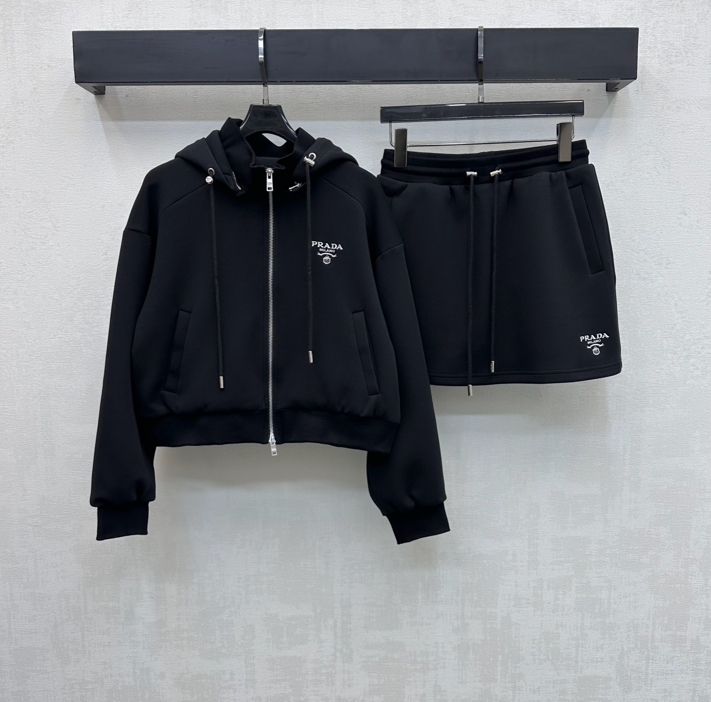 NO:752171,Prad*2026 new products are on the shelves. The detachable hooded jacket and skirt suit is made of YB imported twill cotton material. It is soft and skin-friendly. It is not easy to deform and pill after long-term washing. It is elastic and comfortable. It still uses the detachable zipper hood design to realize the multi-wear effect and add a sense of layering. The chest skirt is decorated with the iconic letter embroidery logo to highlight the brand tone. The development of surface accessories. The hooded zipper jacket is paired with the drawstring skirt of the same series. The details echo up and down, and the overall coordination is simple and advanced. The complete set is simple and advanced.  Daily Casual Wear Guide Relaxed and Stylish High Version 2 Colors, Prada, Skirts, Jackets & Coats, Hats,19860909Prad*2026新品上架拆卸连帽外套半裙套装定制YB进口斜纹棉材质 柔软亲肤 久洗不易变形起球 弹力舒适 沿用可拆卸拉链连帽设计 实现一衣多穿效果功能 增添造型层次感 胸前裙摆点缀标志性字母刺绣徽标装饰 彰显品牌调性 面辅料开发 连帽拉链外套搭配同系列抽绳半裙 细节上下呼应 整体协调统一 成套搭配简约高级 日常休闲穿搭指南 松弛时髦  高版本2色,,prada,skirts,jackets & coats,hats,,Women's clothing