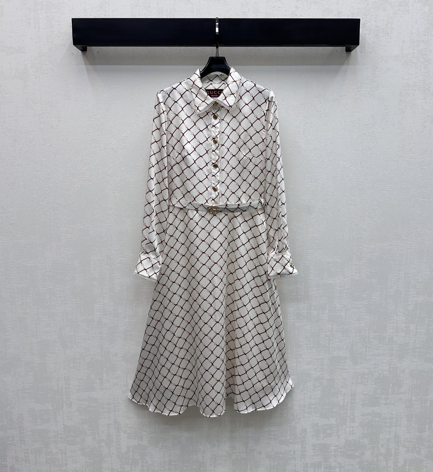 NO:752201,Gucc*2026 New Arrival Printed Belt Dress Customized YB Imported Twill Thick Material Vertical, Breathable and Comfortable The whole body is printed with contrasting rhombus horse-bit chain buckle element patterns. The iconic letter logo is interspersed to highlight the brand tone. The wide edges of the cuffs are tightened to create a sense of dignity and elegance. The crotch on the waist has a waist-in effect. The contour line is outlined with a belt to add a sense of layering to the shape. It also highlights the proportion advantage of short top and long bottom. Development of surface accessories. Cutting of half-open shirt dress with lapels.  The upper body is full of exquisiteness. It is both fashionable and practical. It is a versatile style for all seasons. The upper body is suitable for high-end girls who are commuting. High version, gucci, skirts, shirts,19860909Gucc*2026新品上架印花腰带连衣裙定制YB进口斜纹稠材质 垂顺透气舒适 通体定位满印撞色菱格马衔链扣元素图案 标志性字母徽标穿插点缀其中 彰显品牌调性 袖口宽边束紧打造端庄大方感 腰侧立裁起到收腰效果 轮廓线搭配皮带勾勒 增添造型层次感 更凸显上短下长的比例优势 面辅料开发 翻领半开襟衬衫裙剪裁 上身充满精致气息 时尚与实用兼备的四季百搭款式 通勤上身妥妥高阶气质女郎  高版本,,gucci,skirts,shirts,,Women's clothing