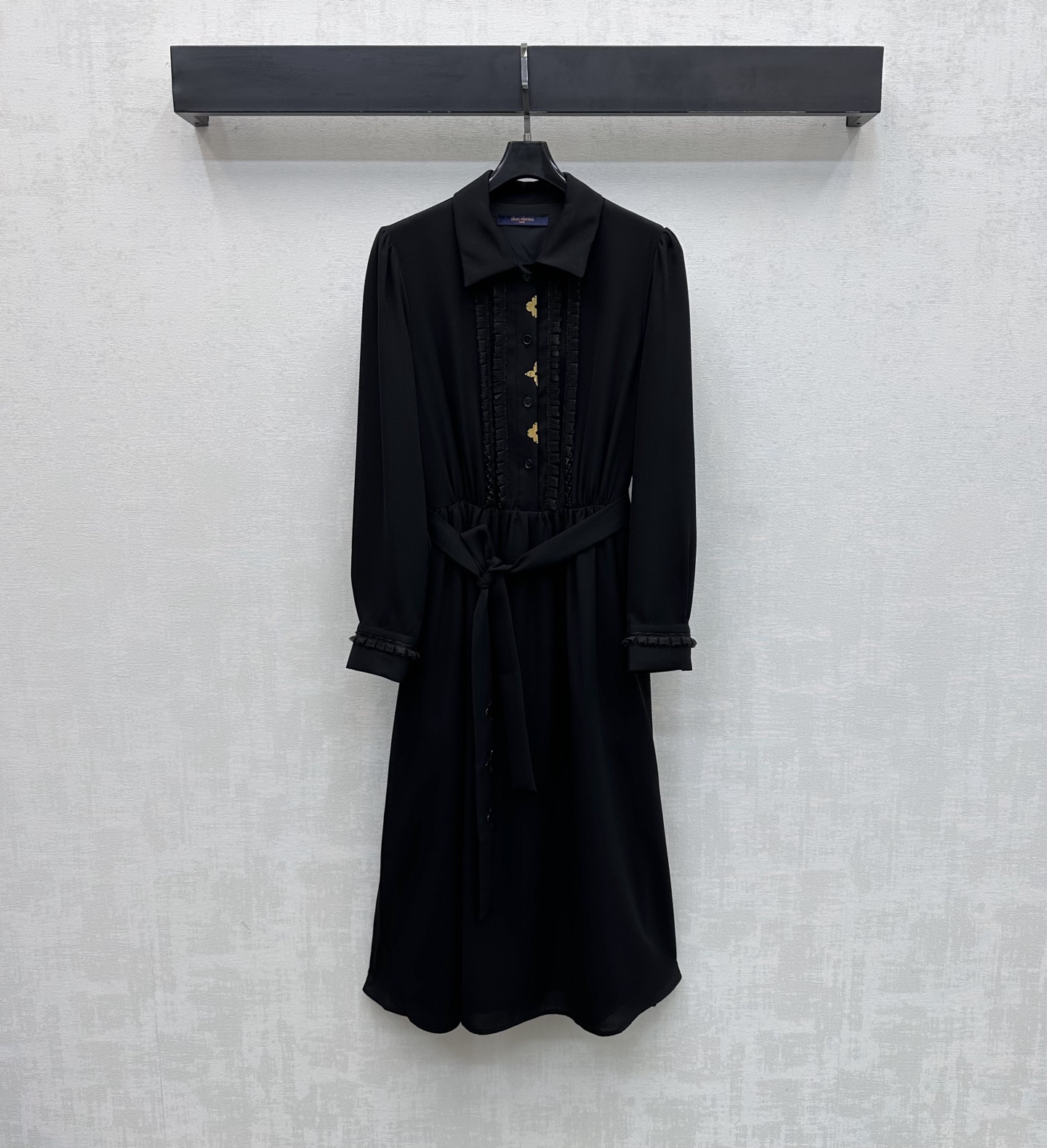 NO:752233,Louis Vuitto*2026 New Arrival Lace Logo Belt Dress Customized YB Imported Acetate Material Breathable, Comfortable and Easy to Wear Multi-layered three-dimensional pleated lace cutting design on the front cuffs to add layering to the look Iconic four-leaf clover metal logo element embellishment Contrast colors add a sense of elegance The design is layered The fabric lace-up belt is integrated into the waist to outline the graceful figure Overall pleated drape modifies line proportions Surface accessories development Lapel long-sleeved dress tailoring  A versatile style that combines fashion and practicality for all seasons. The upper body is suitable for high-end girls. High version, Louis Vuitton, skirts,19860909Louis Vuitto*2026新品上架花边徽标腰带连衣裙定制YB进口醋酸材质 透气舒适好穿 前襟袖口多层次立体压褶花边裁剪设计 增添造型层次感 标志性四叶草金属徽标元素点缀 撞色更添贵气感 设计层次分明 腰间融入本布系带腰带勾勒曼妙身形 整体压褶垂顺修饰线条比例 面辅料开发 翻领长袖连衣裙剪裁 时尚与实用兼备的四季百搭款式 上身妥妥高阶气质女郎 高版本,,louis vuitton,skirts,,Women's clothing