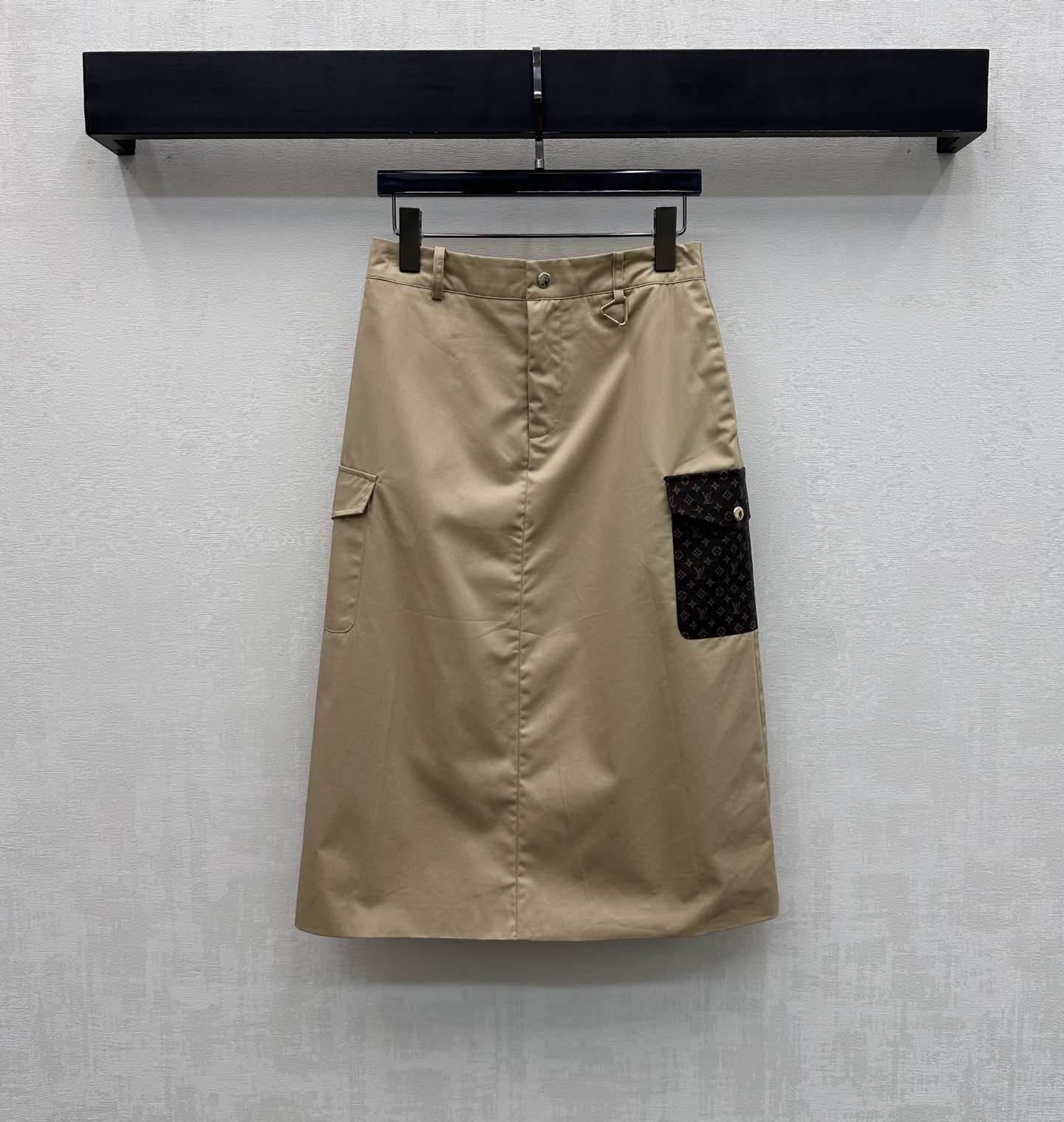 NO:752213,Louis Vuitto*2026 new arrivals Leather label pocket skirt customized YB imported twill cotton material Glossy, comfortable and stylish The printed letter logo buttons and the side-span iconic four-leaf clover letter leather label complement each other to highlight the brand tone Work pocket embellishment and straight skirt neat cutting design add layering to the look Surface accessories development High-waist buttoned skirt tailoring Casual matching and high-end fashion High version 2 colors, Louis  vuitton,skirts,19860909Louis Vuitto*2026新品上架皮标口袋半裙定制YB进口斜纹全棉材质 光泽舒适有型 印刻字母徽标纽扣与侧跨标志性四叶草字母皮标相得益彰 彰显品牌调性 工装口袋点缀配合直筒裙摆利落裁剪设计 增添造型层次感 面辅料开发 高腰系扣半裙剪裁 随意搭配穿搭高级时髦   高版本2色,,louis vuitton,skirts,,Women's clothing