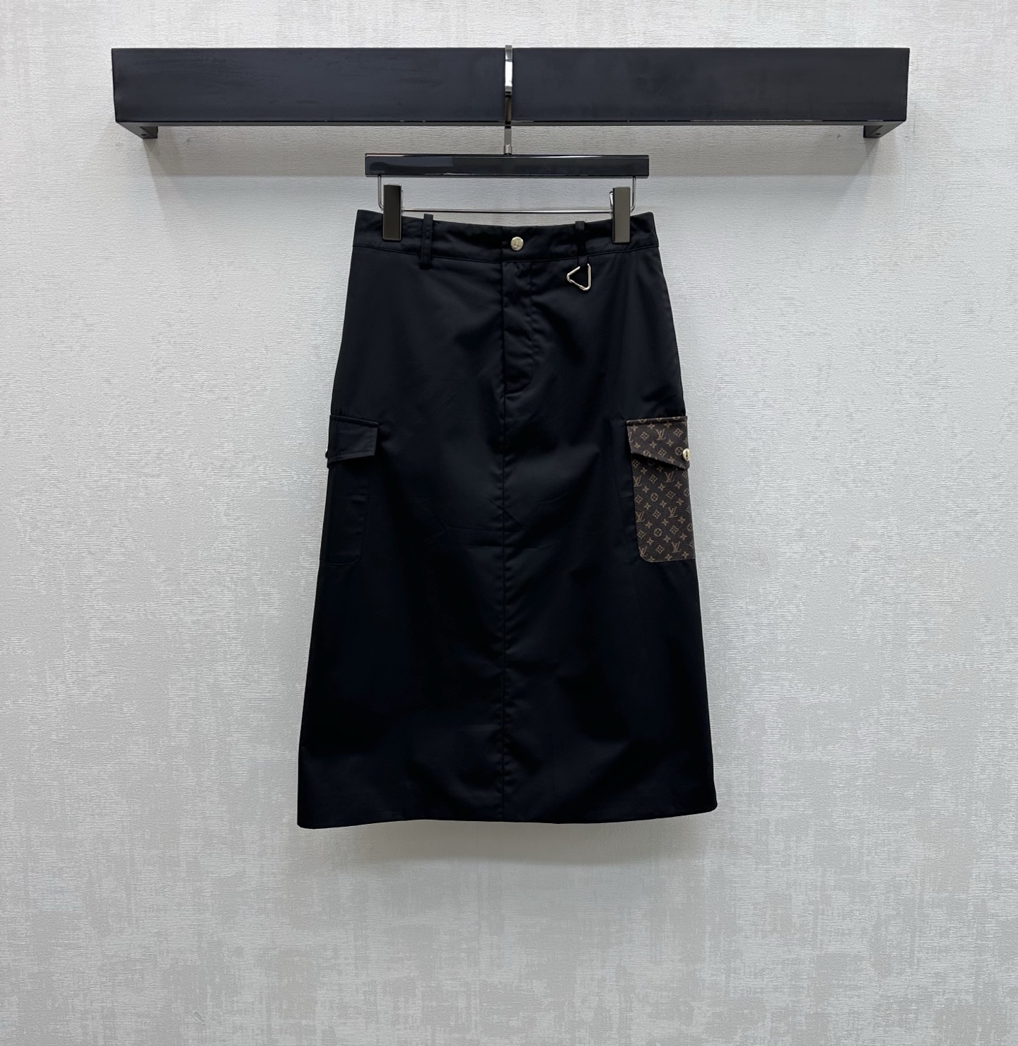 NO:752217,Louis Vuitto*2026 new arrivals Leather label pocket skirt customized YB imported twill cotton material Glossy, comfortable and stylish The printed letter logo buttons and the side-span iconic four-leaf clover letter leather label complement each other to highlight the brand tone Work pocket embellishment and straight skirt neat cutting design add layering to the look Surface accessories development High-waist buttoned skirt tailoring Casual matching and high-end fashion High version 2 colors, Louis  vuitton,skirts,19860909Louis Vuitto*2026新品上架皮标口袋半裙定制YB进口斜纹全棉材质 光泽舒适有型 印刻字母徽标纽扣与侧跨标志性四叶草字母皮标相得益彰 彰显品牌调性 工装口袋点缀配合直筒裙摆利落裁剪设计 增添造型层次感 面辅料开发 高腰系扣半裙剪裁 随意搭配穿搭高级时髦   高版本2色,,louis vuitton,skirts,,Women's clothing